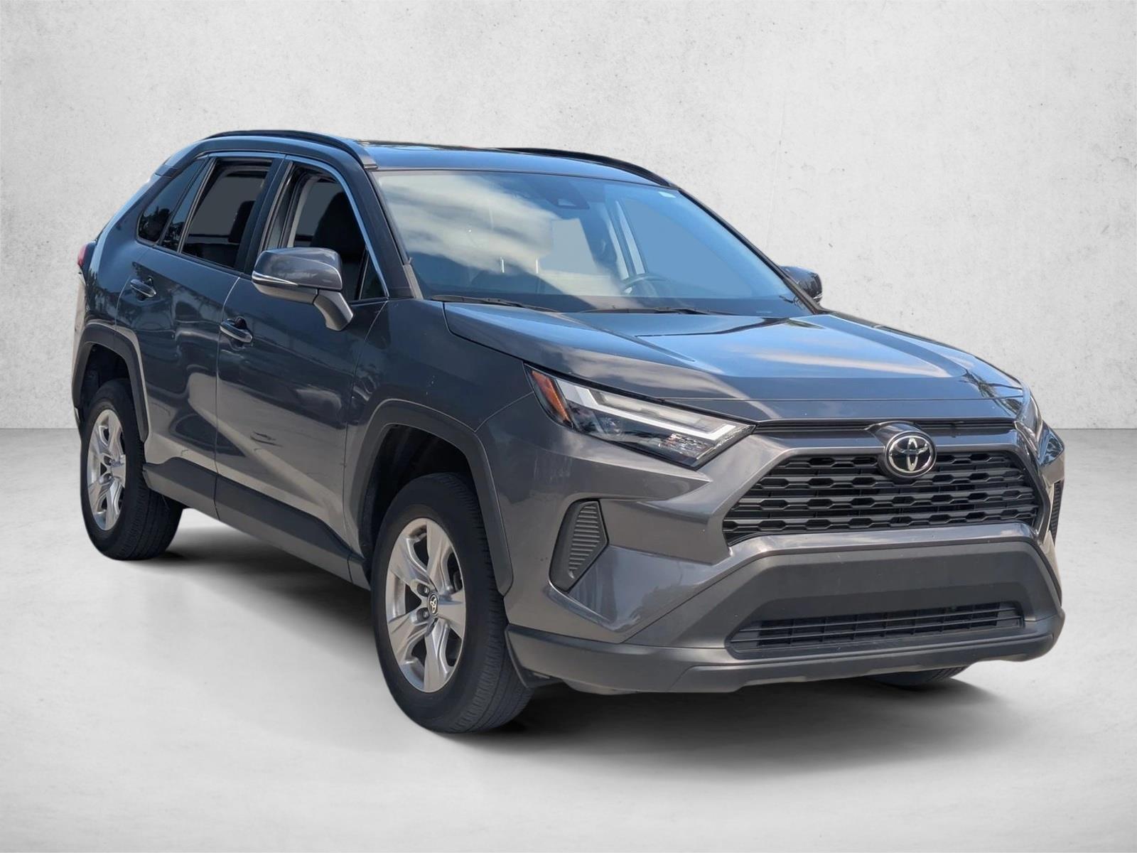 2022 Toyota RAV4 XLE photo 2