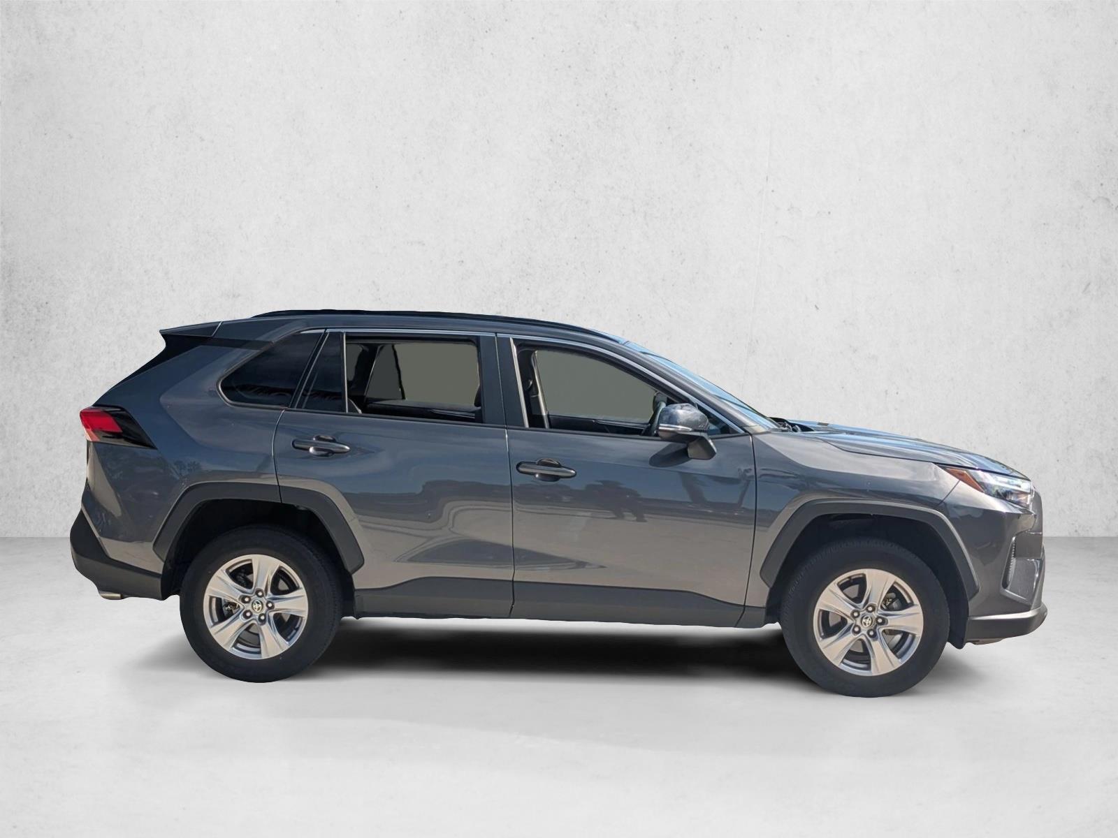 2022 Toyota RAV4 XLE photo 3