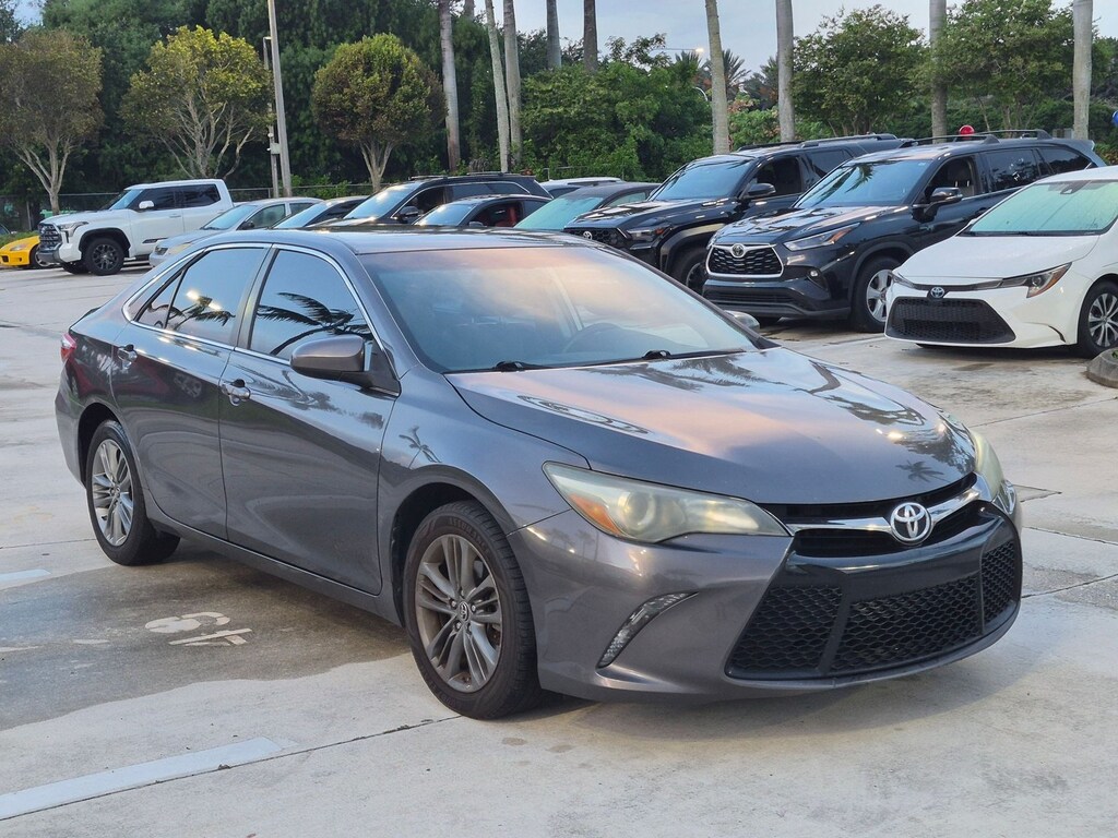 Used 2015 Toyota Camry SE Sedan