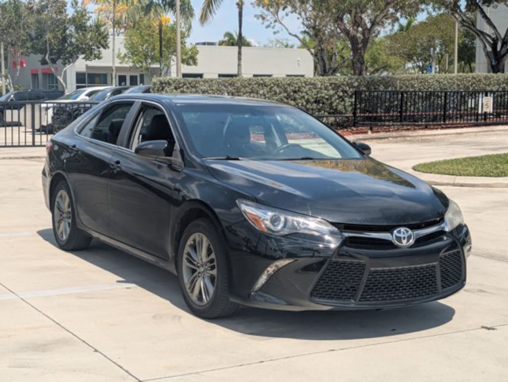 Used 2017 Toyota Camry SE Sedan