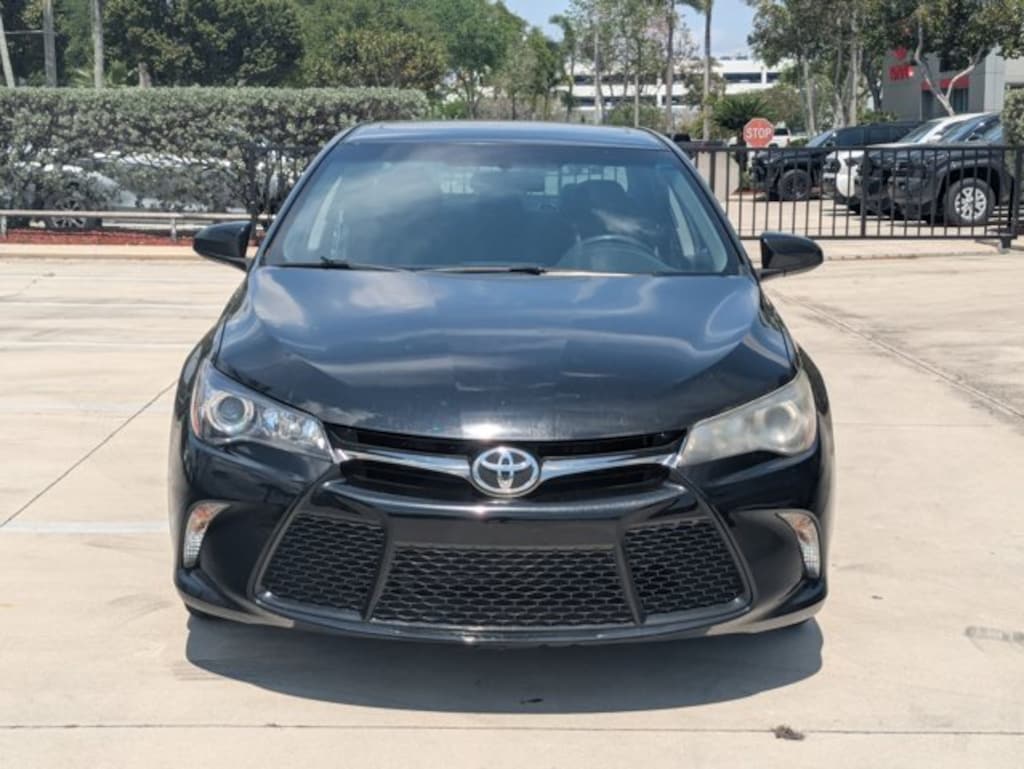 Used 2017 Toyota Camry SE Sedan