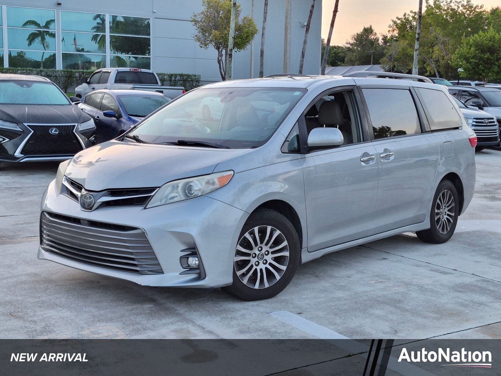 2019 Toyota Sienna XLE FWD photo