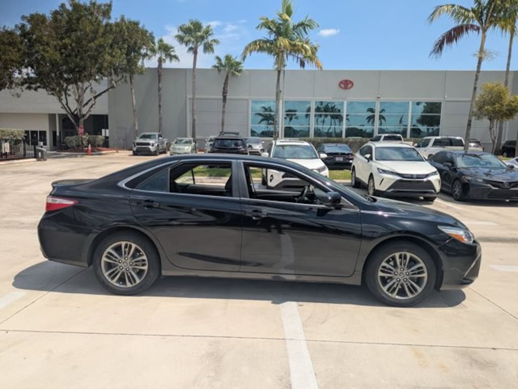 Used 2017 Toyota Camry SE Sedan