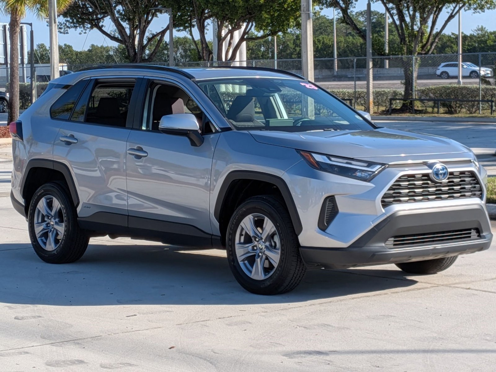2023 Toyota RAV4 Hybrid XLE photo 3