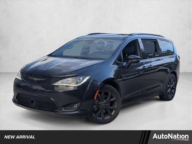 2019 Chrysler Pacifica Limited's photo