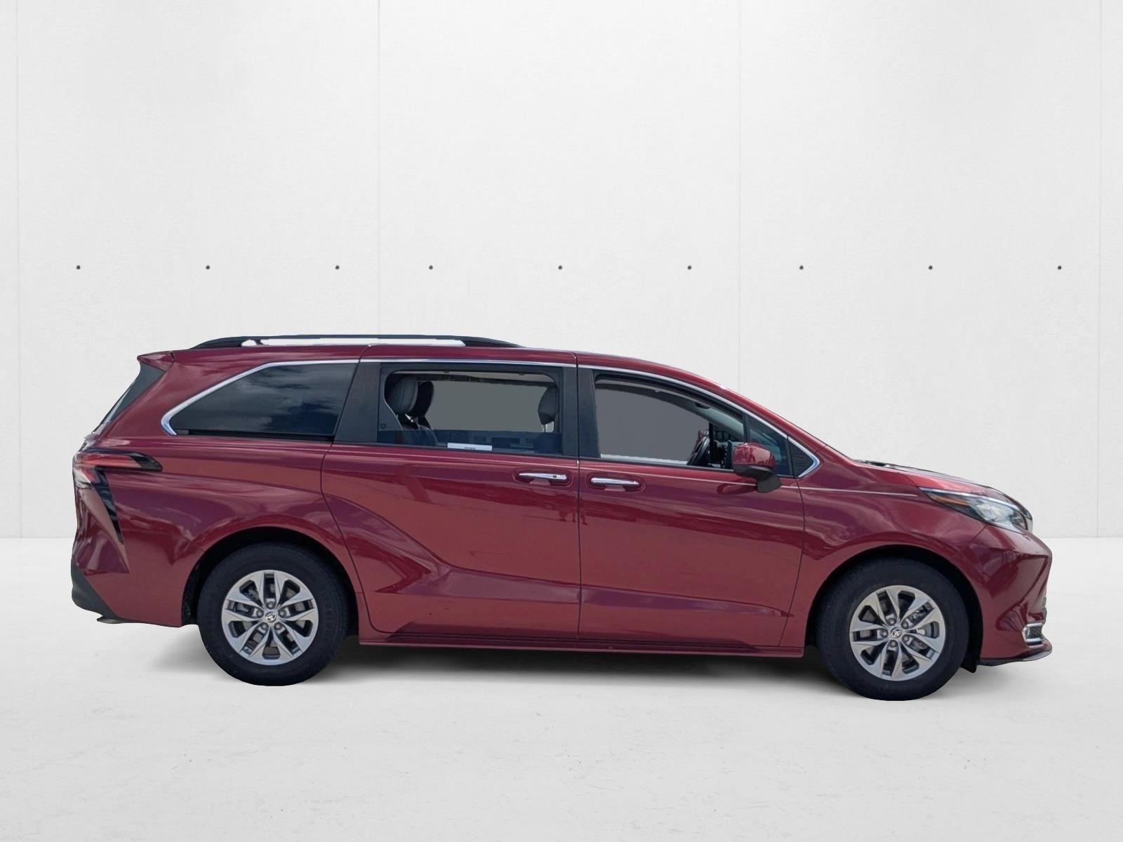 2022 Toyota Sienna XLE photo 4