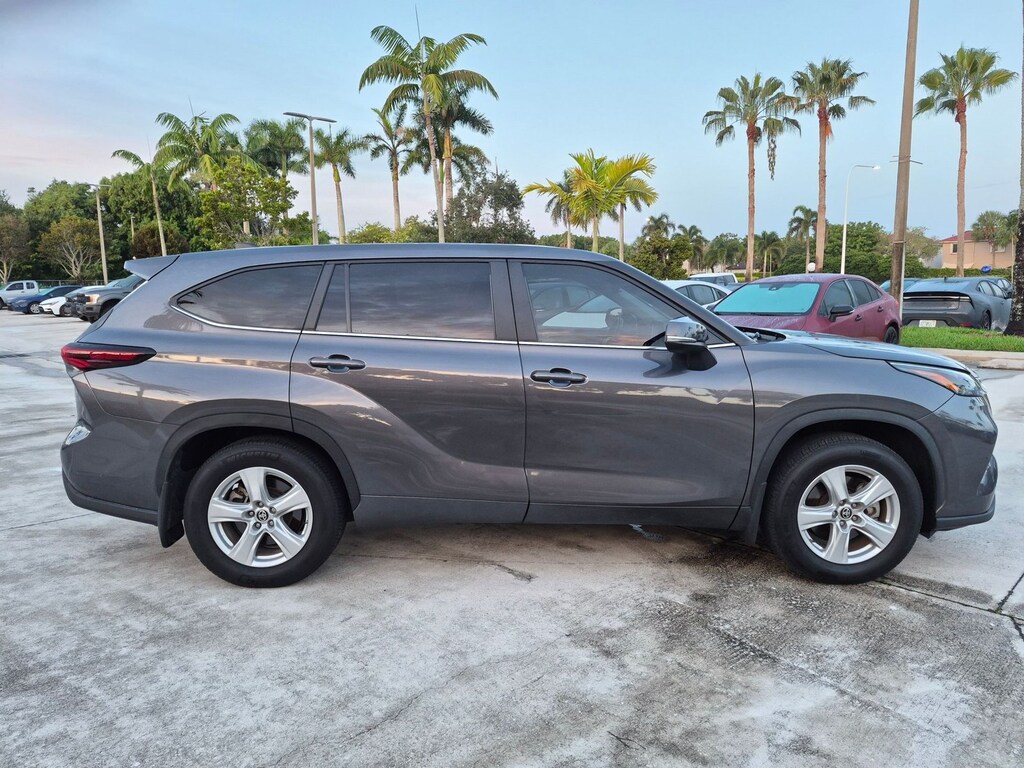 Used 2024 Toyota Highlander LE SUV