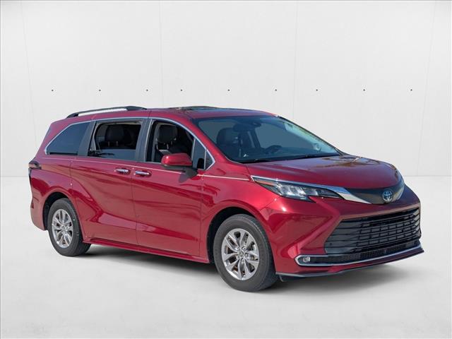 2022 Toyota Sienna XLE photo 3