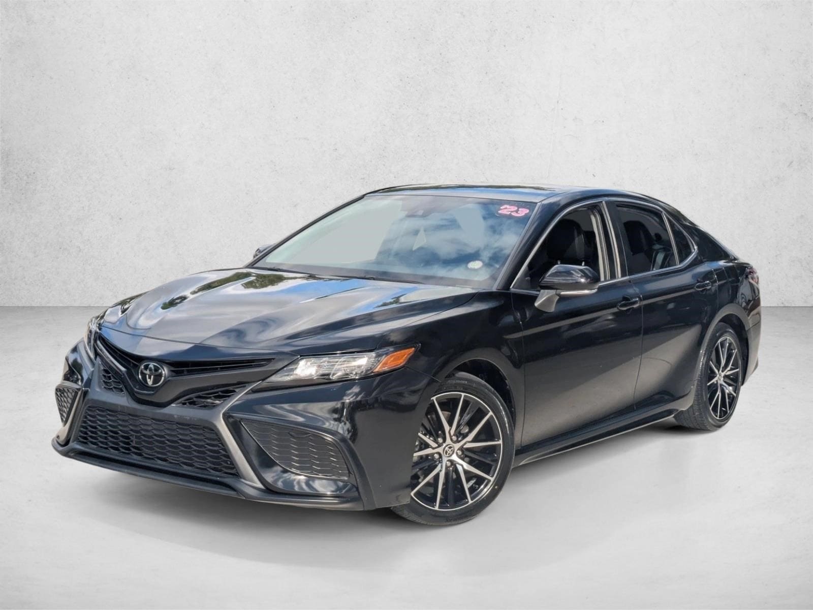 2023 Toyota Camry SE's photo
