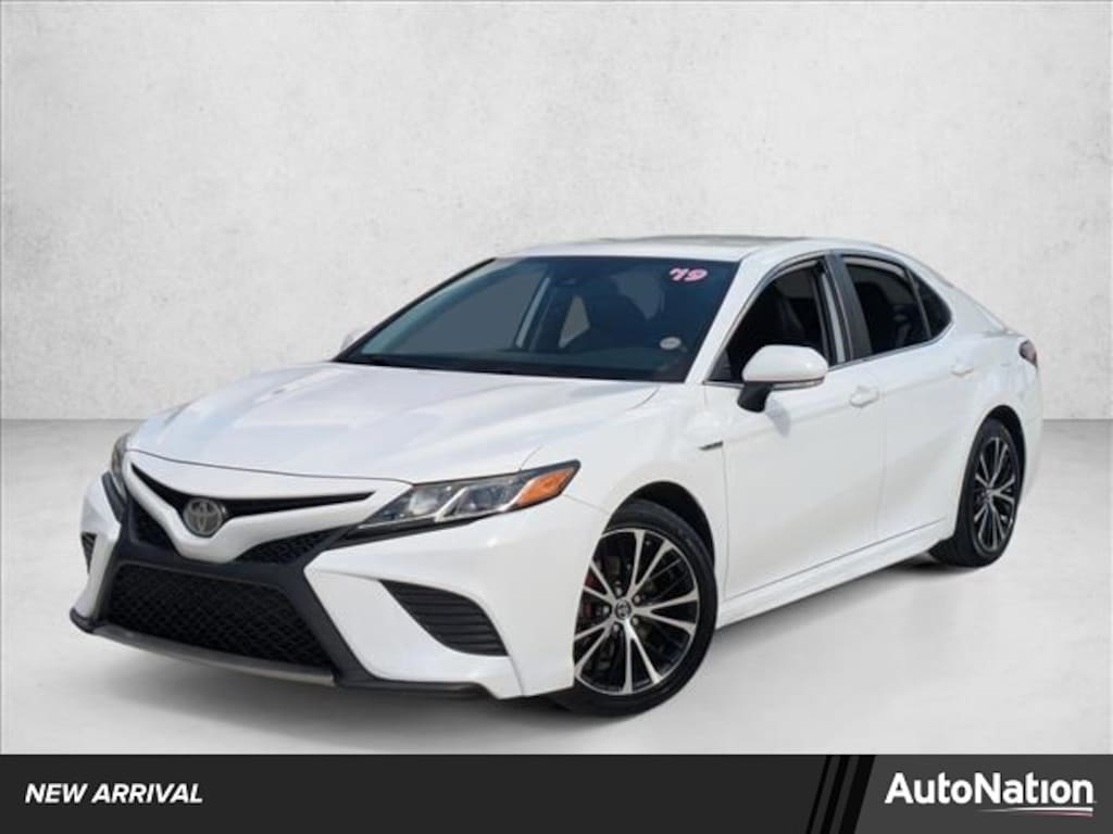 Used 2019 Toyota Camry SE Sedan
