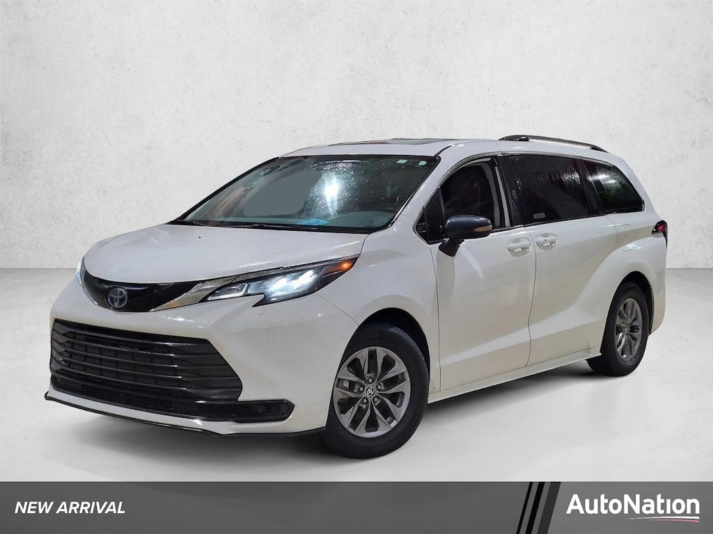 Used 2022 Toyota Sienna LE 8 Passenger Van Passenger Van