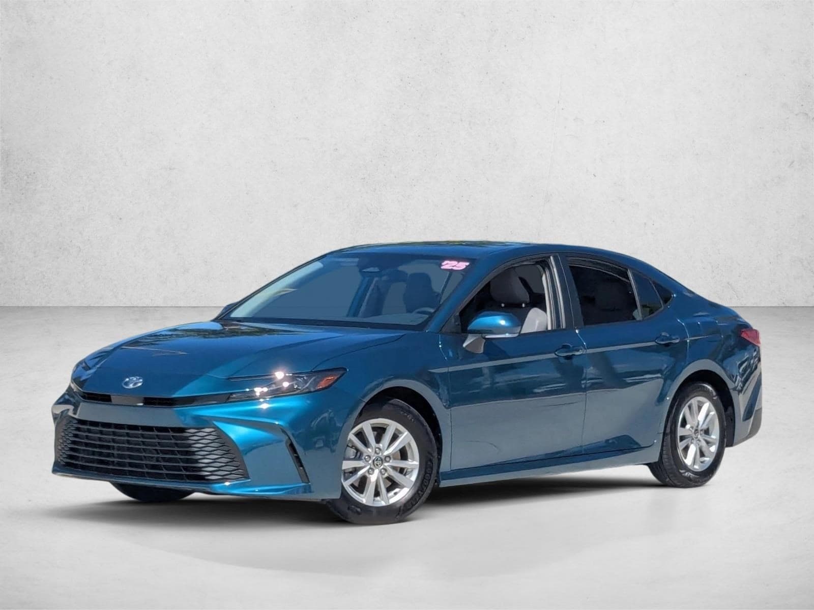 2025 Toyota Camry LE's photo
