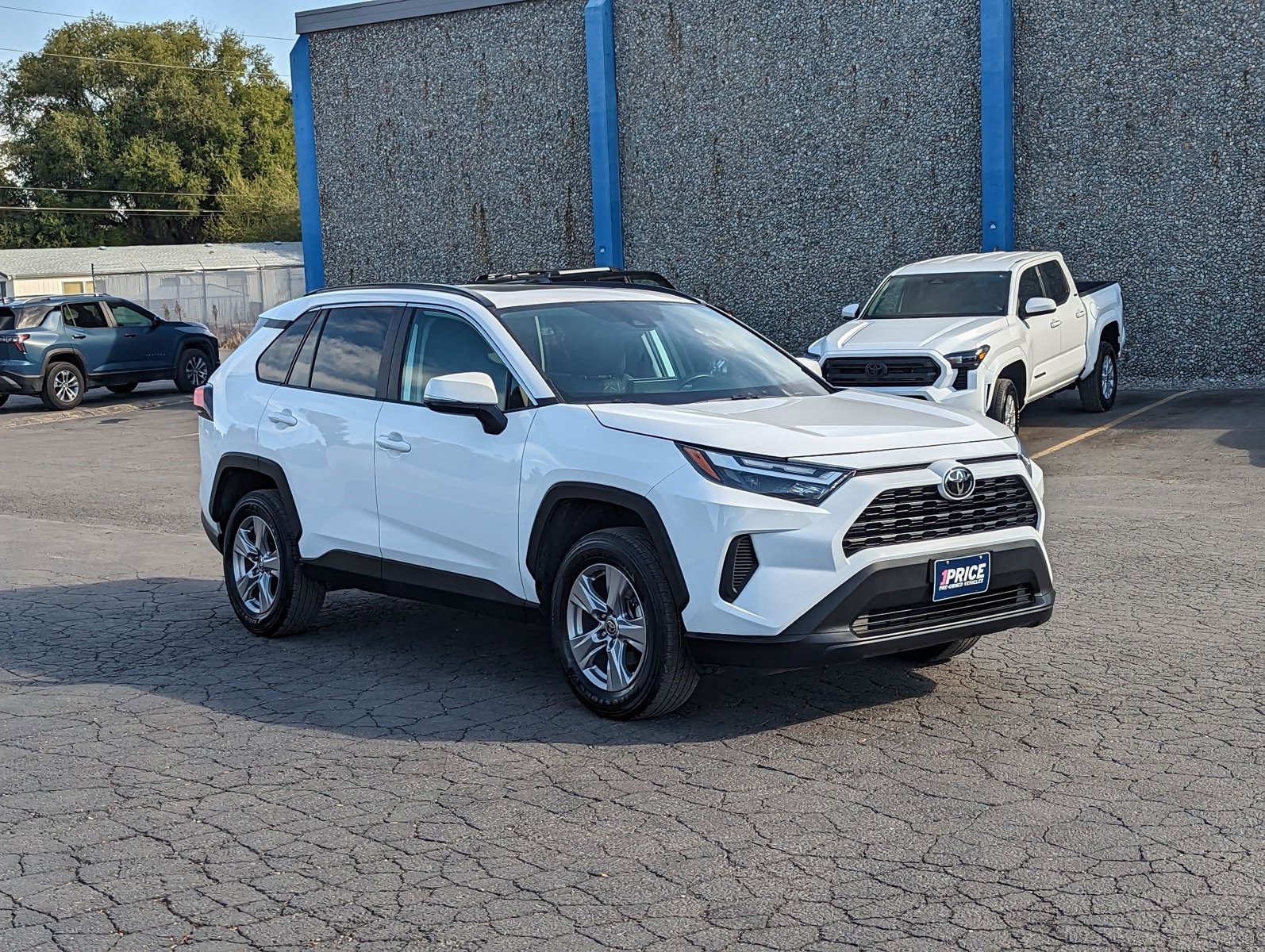 2023 Toyota RAV4 XLE photo 3