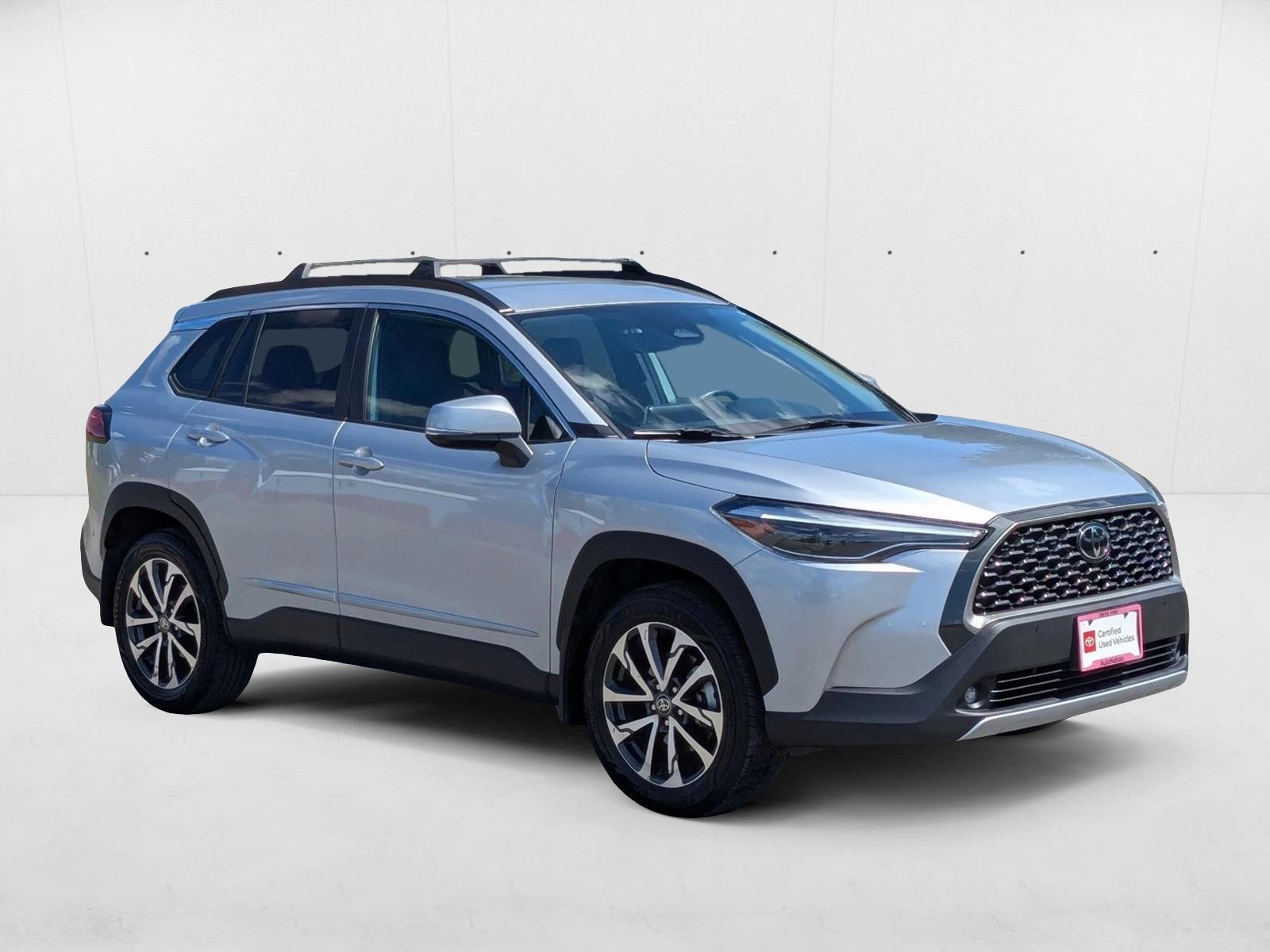 2023 Toyota Corolla Cross XLE photo 3