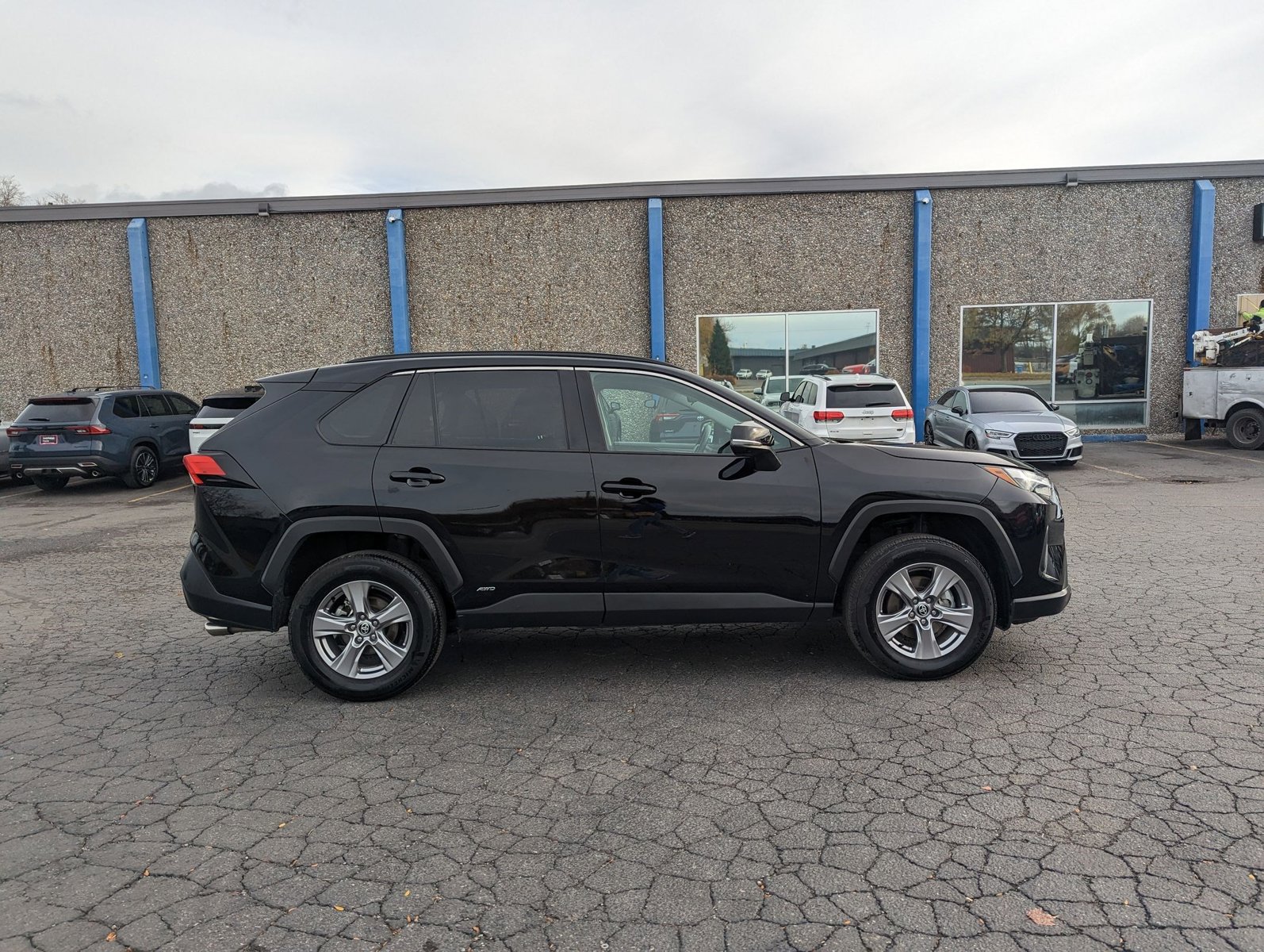 2025 Toyota RAV4 Hybrid XLE photo 4