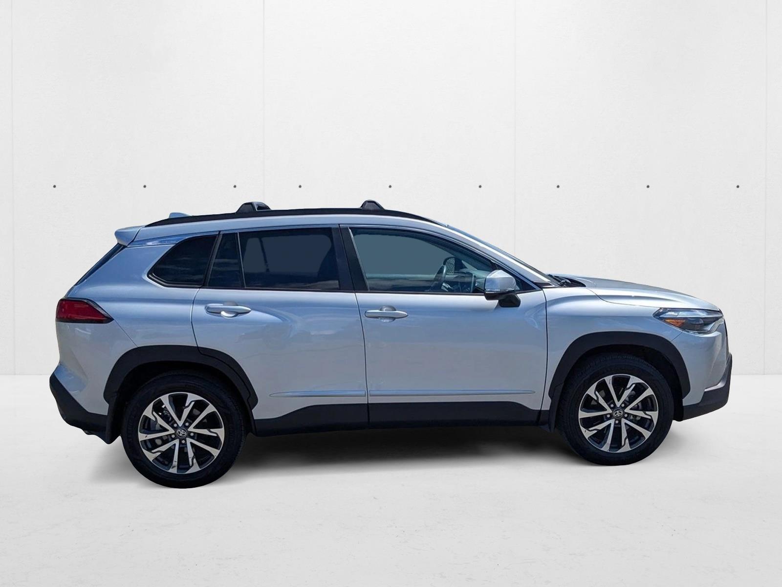 2023 Toyota Corolla Cross XLE photo 4