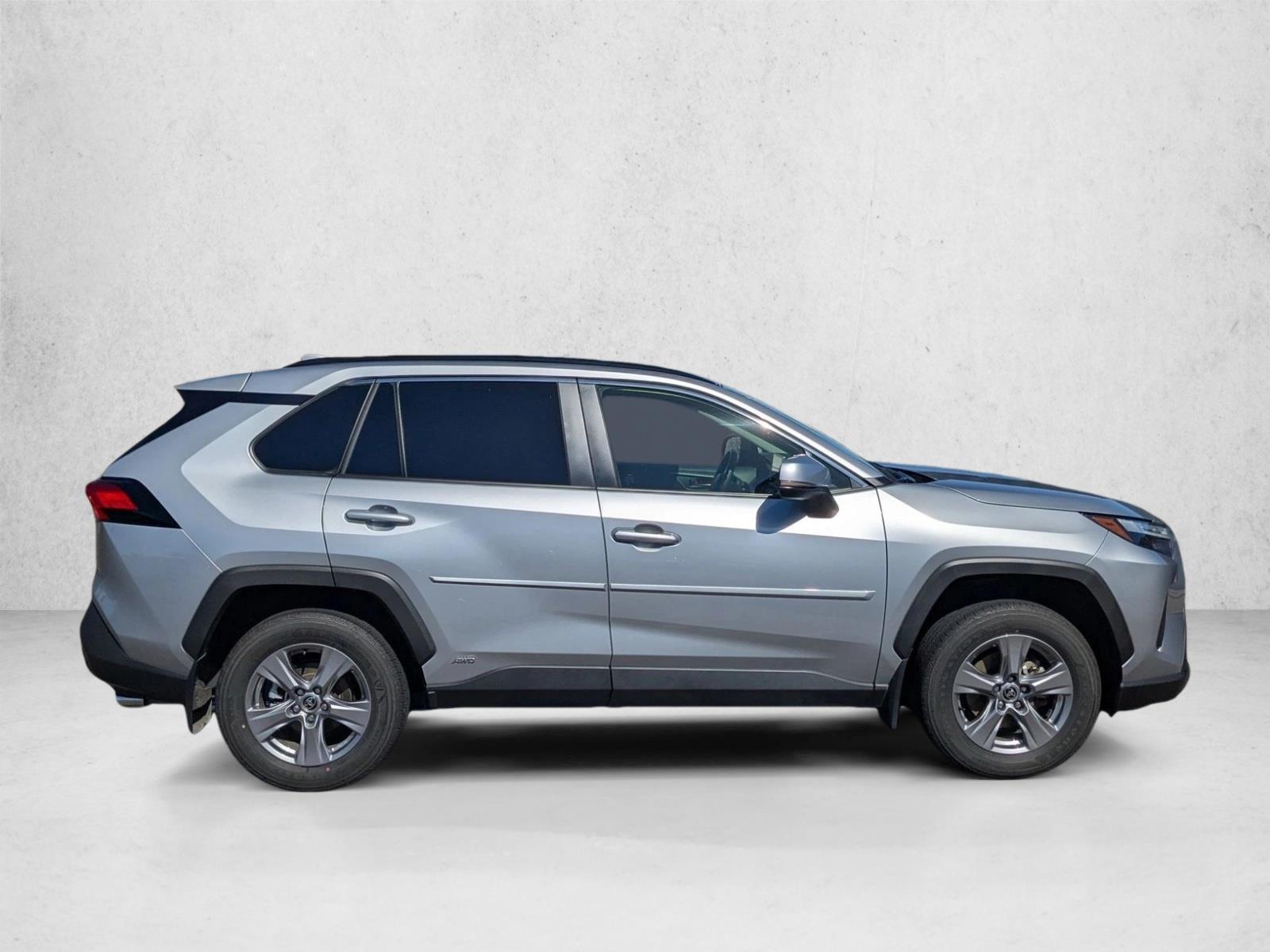 2024 Toyota RAV4 Hybrid XLE photo 2