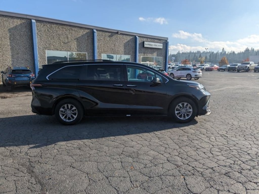 Used 2023 Toyota Sienna XLE 8 Passenger Van Passenger Van