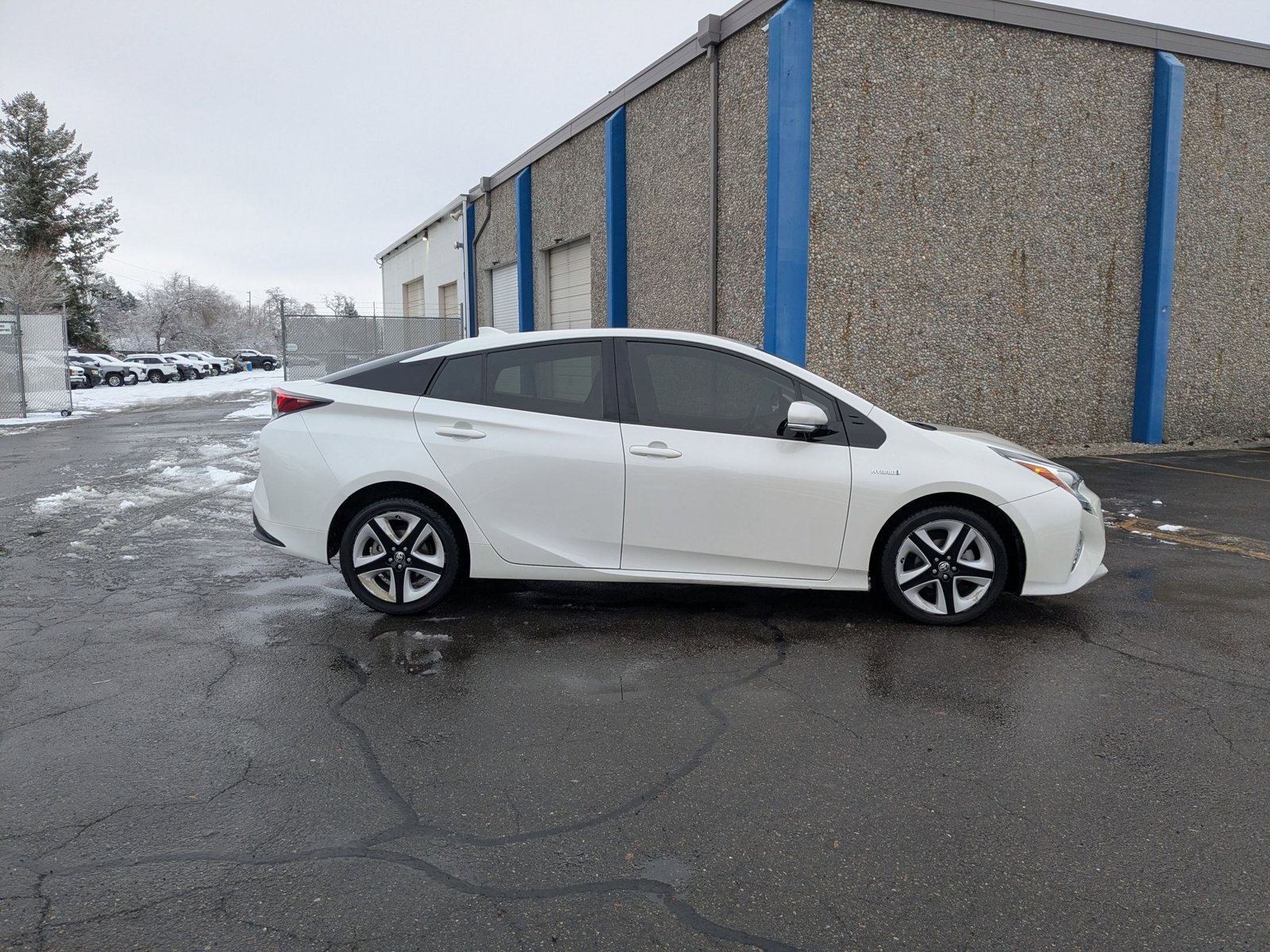 2016 Toyota Prius Three Touring photo 4