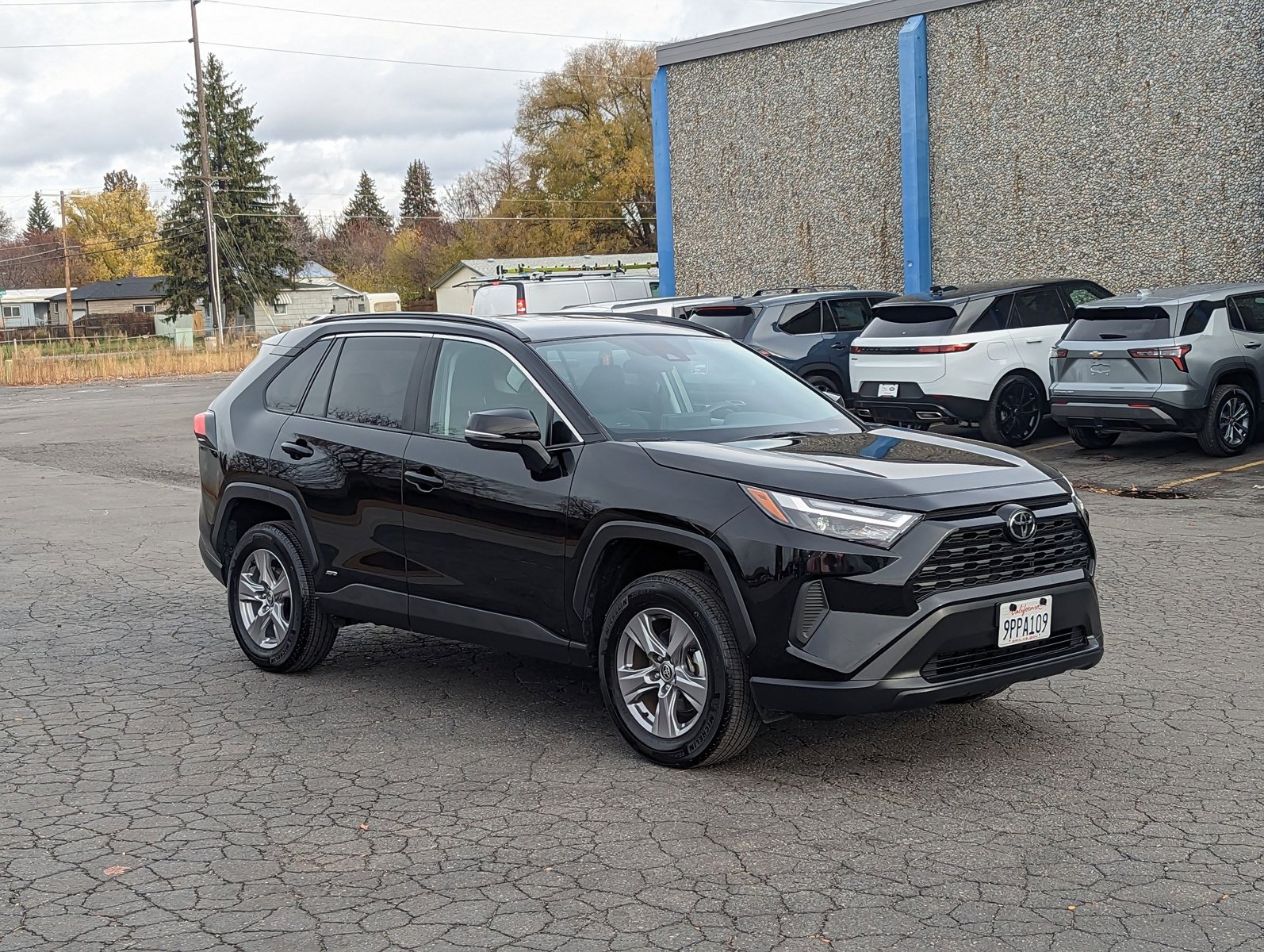 2025 Toyota RAV4 Hybrid XLE photo 3