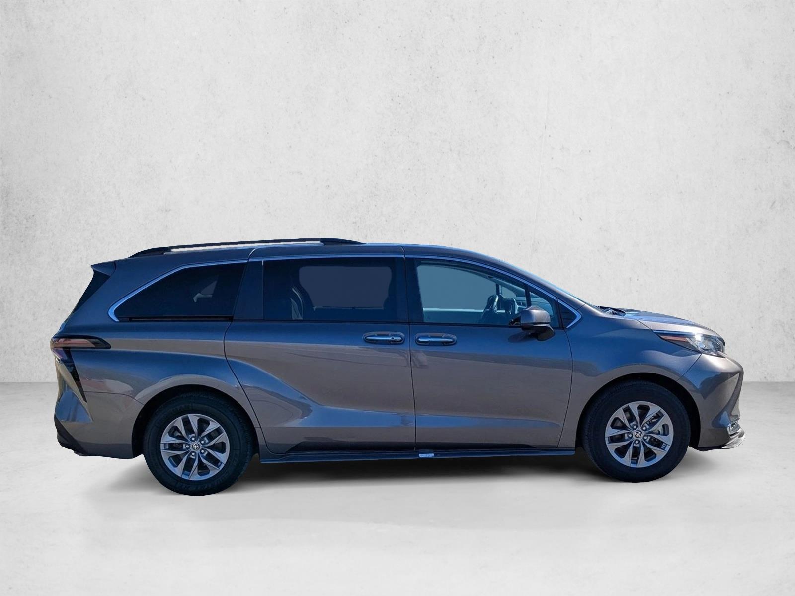 2023 Toyota Sienna XLE photo 4