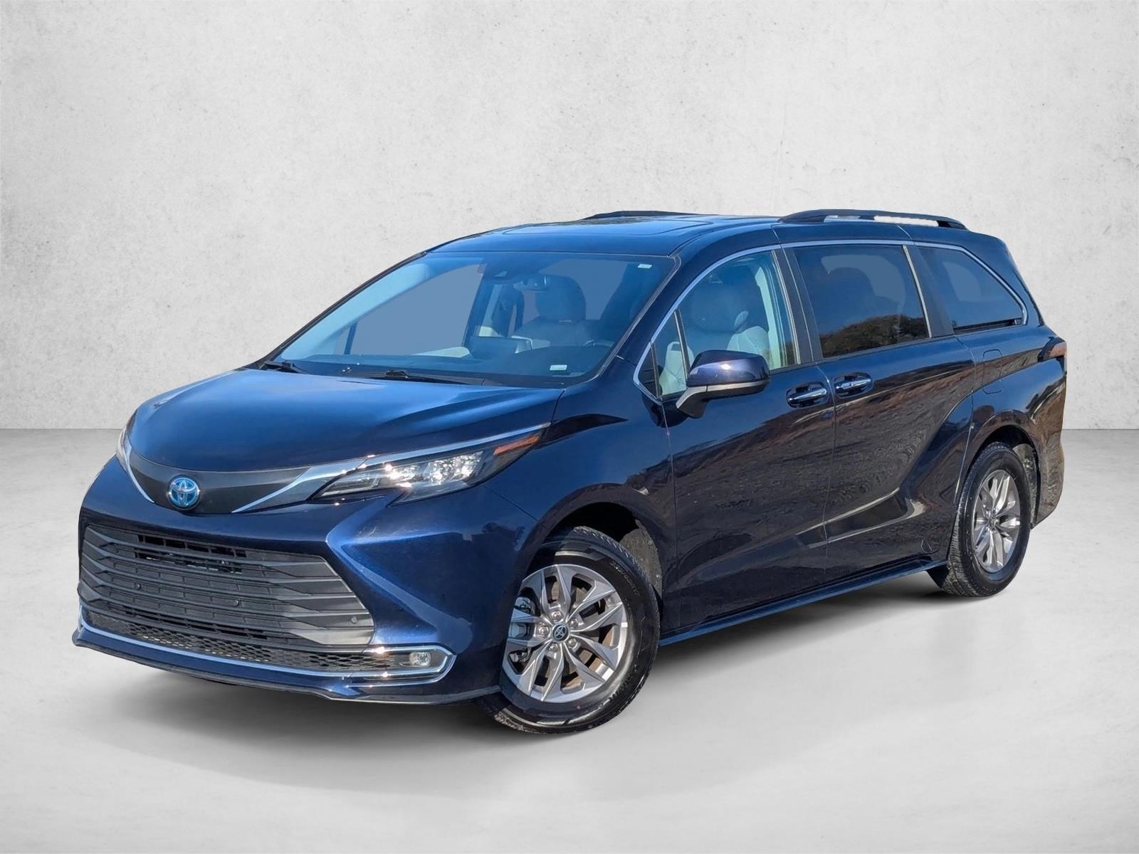 2024 Toyota Sienna XLE's photo