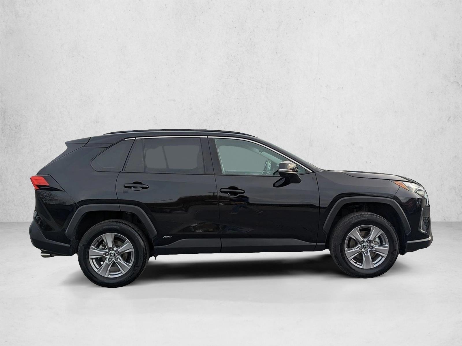 2025 Toyota RAV4 Hybrid XLE photo 2