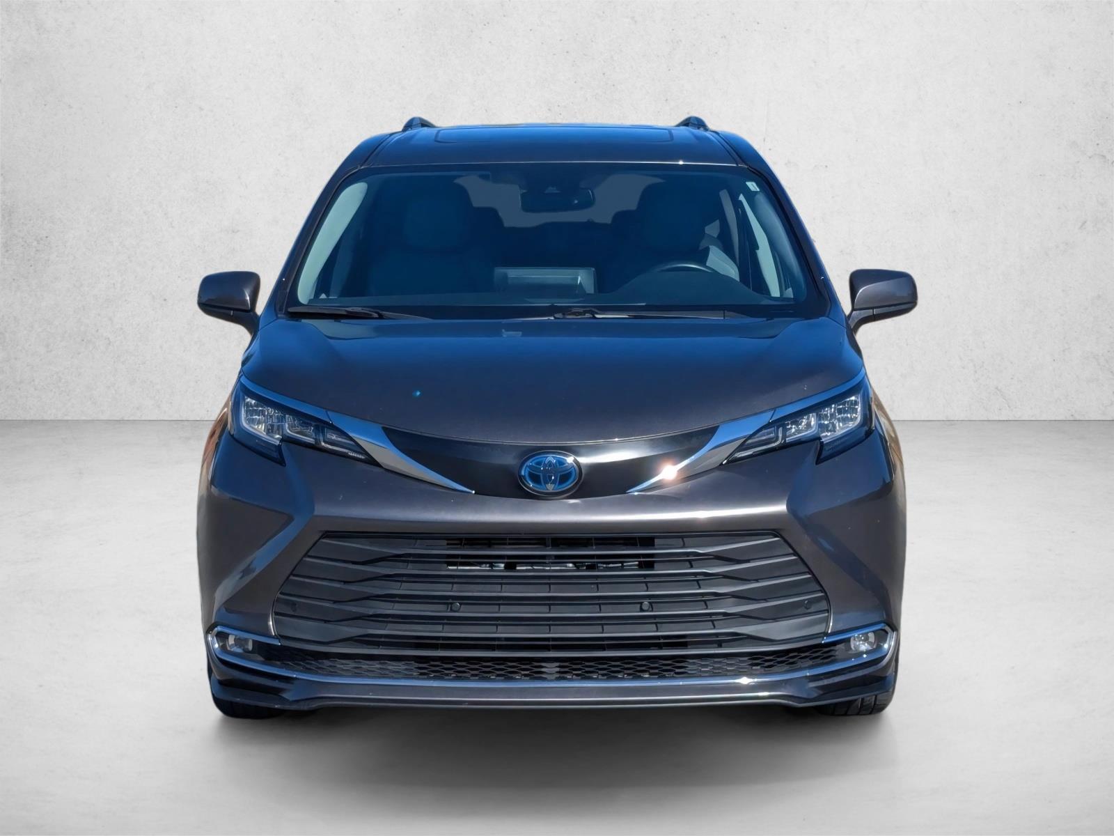 2023 Toyota Sienna XLE photo 2
