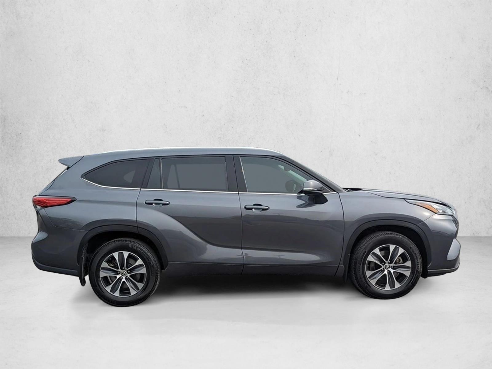 2020 Toyota Highlander XLE photo 2