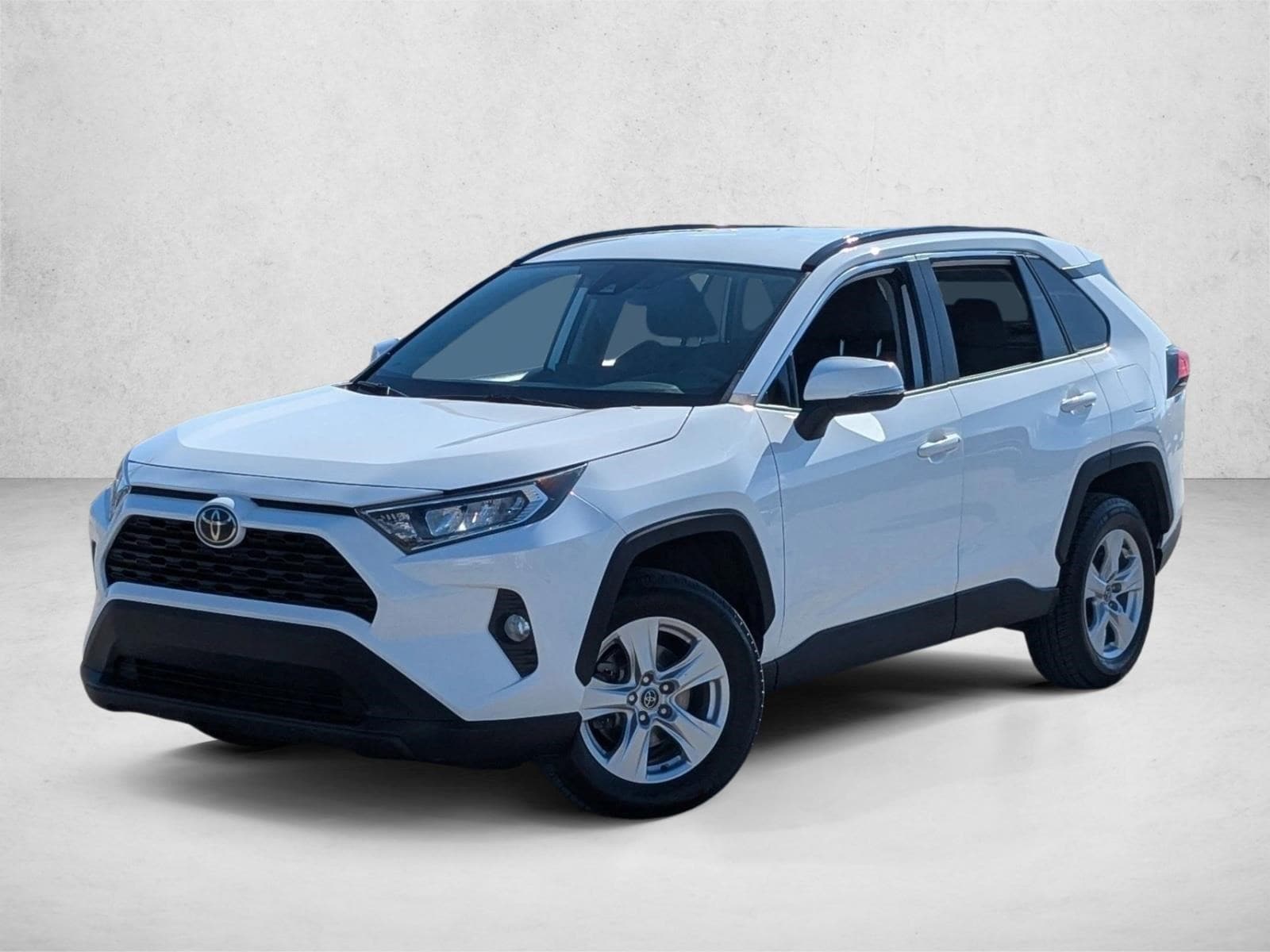 2021 Toyota RAV4 XLE FWD's photo