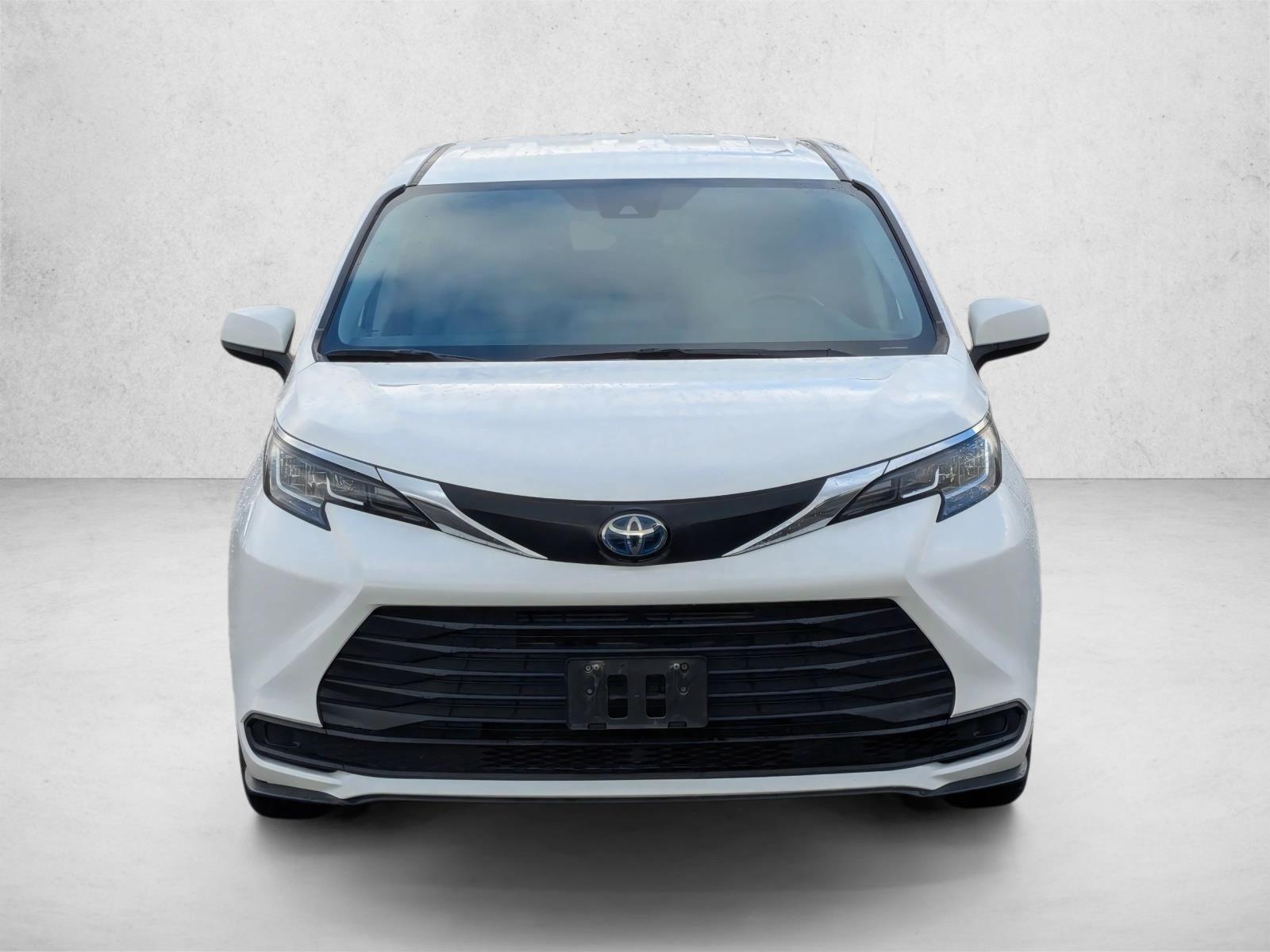 2023 Toyota Sienna LE photo 2