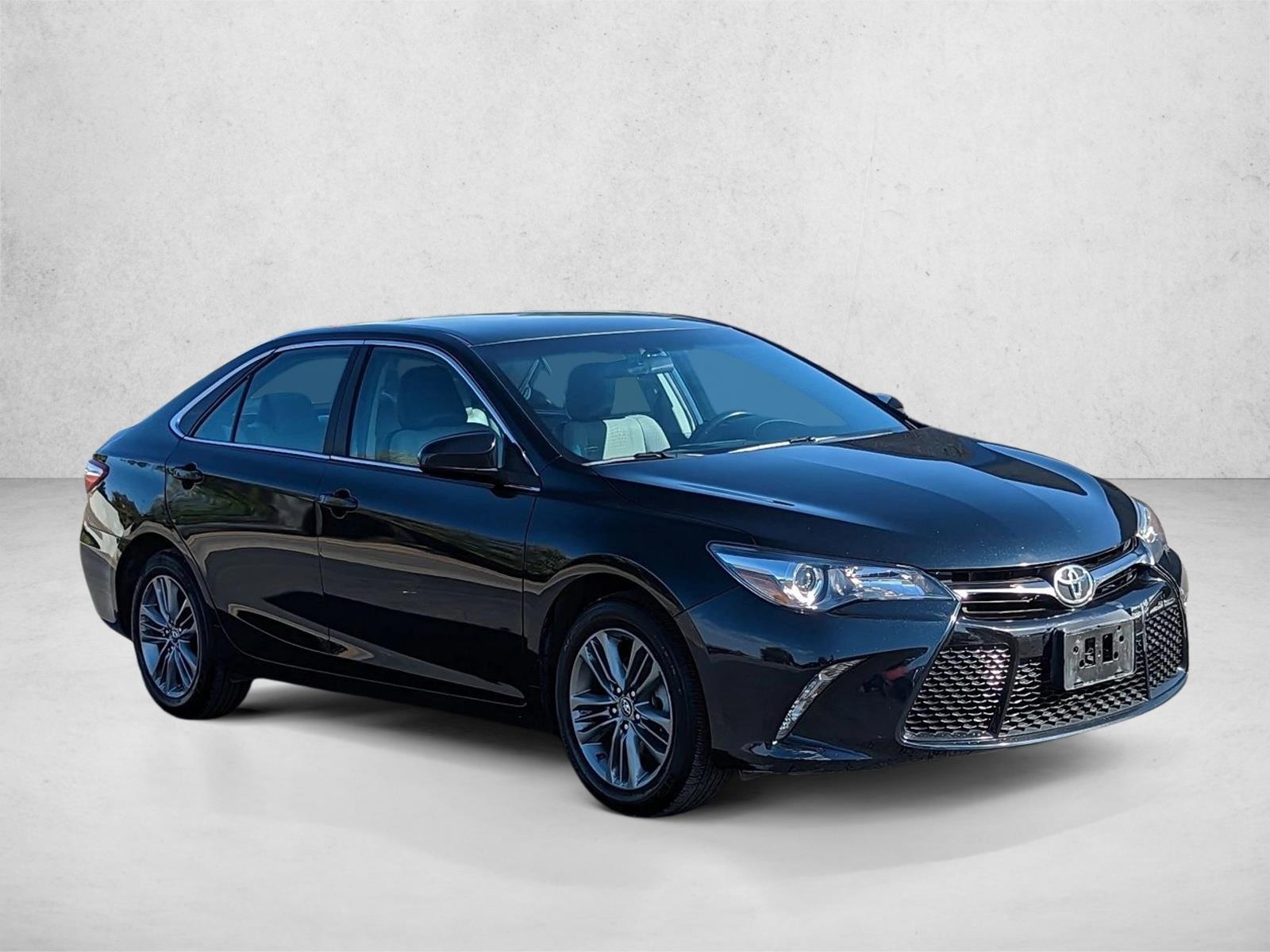2015 Toyota Camry SE photo 2