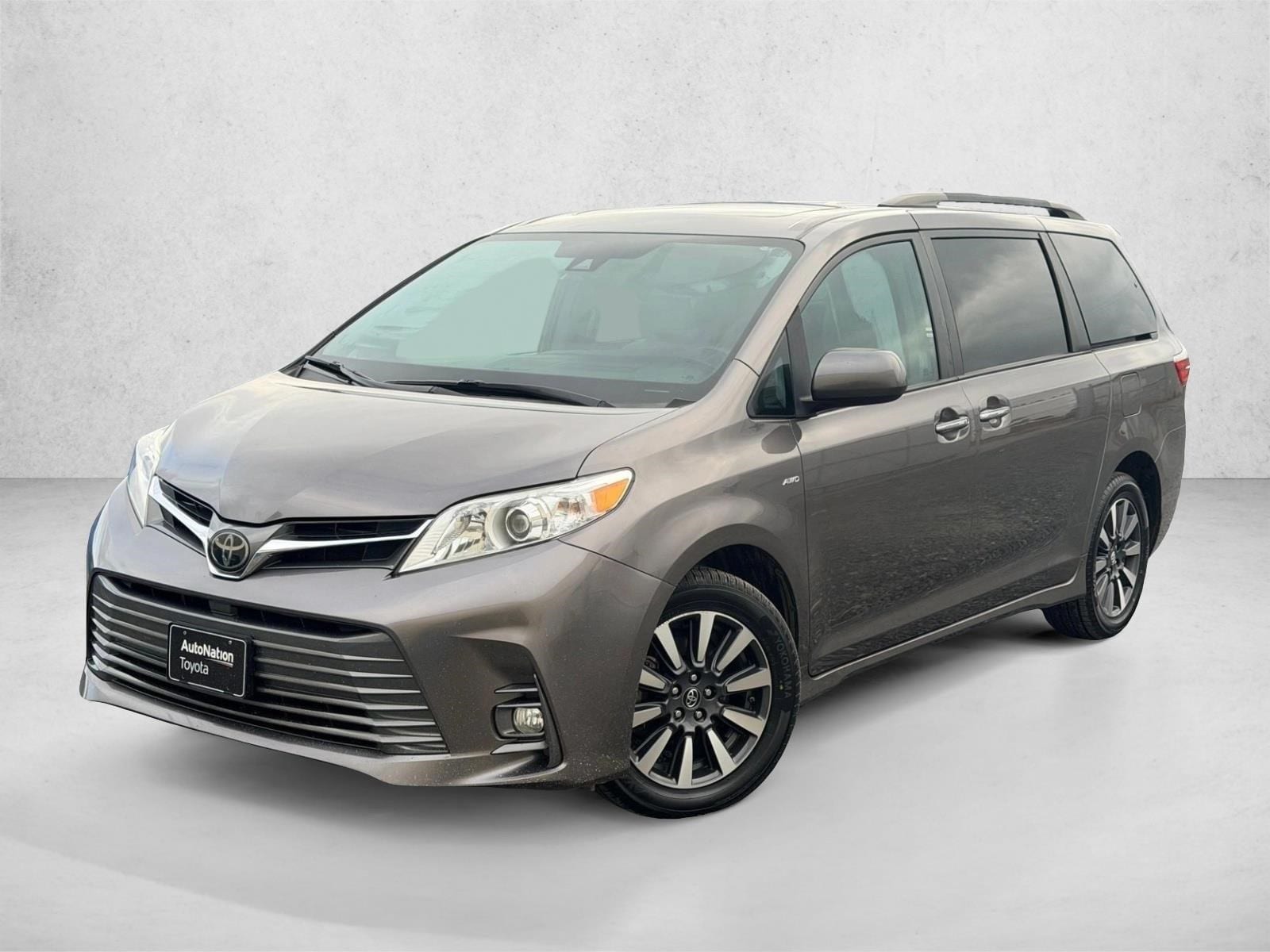 2020 Toyota Sienna XLE's photo