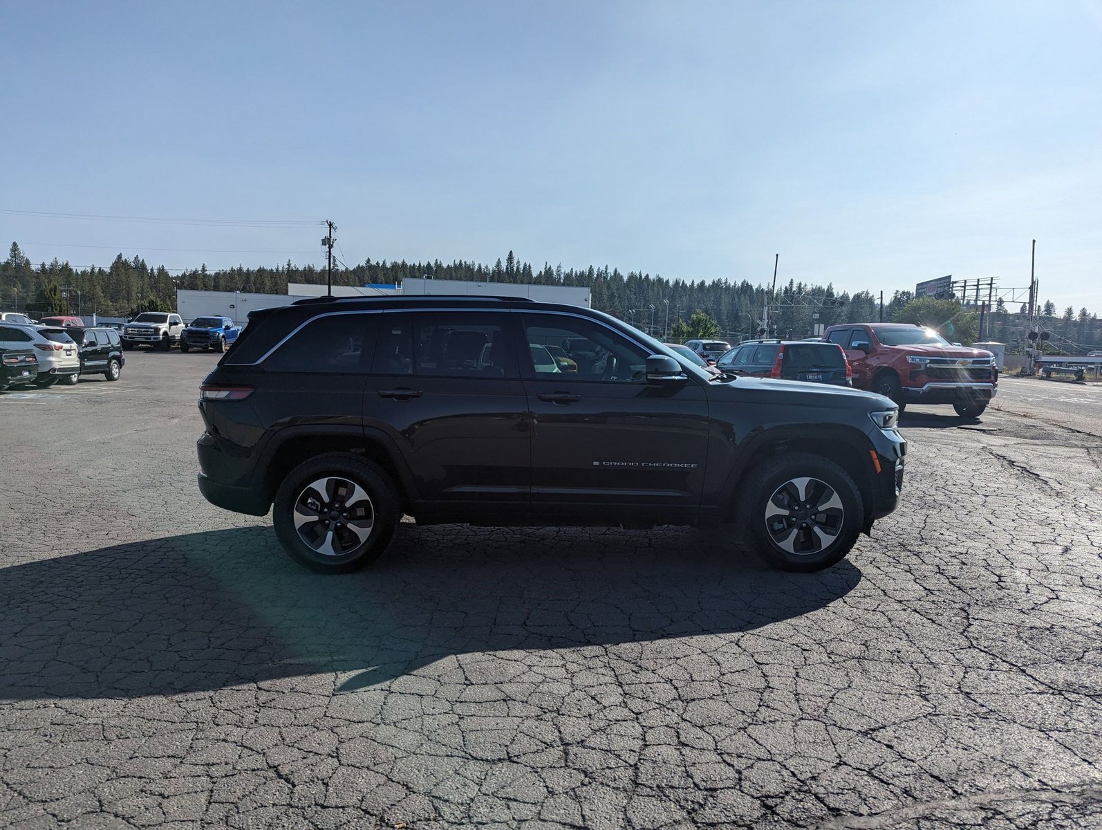 2023 Jeep Cherokee Base photo 2