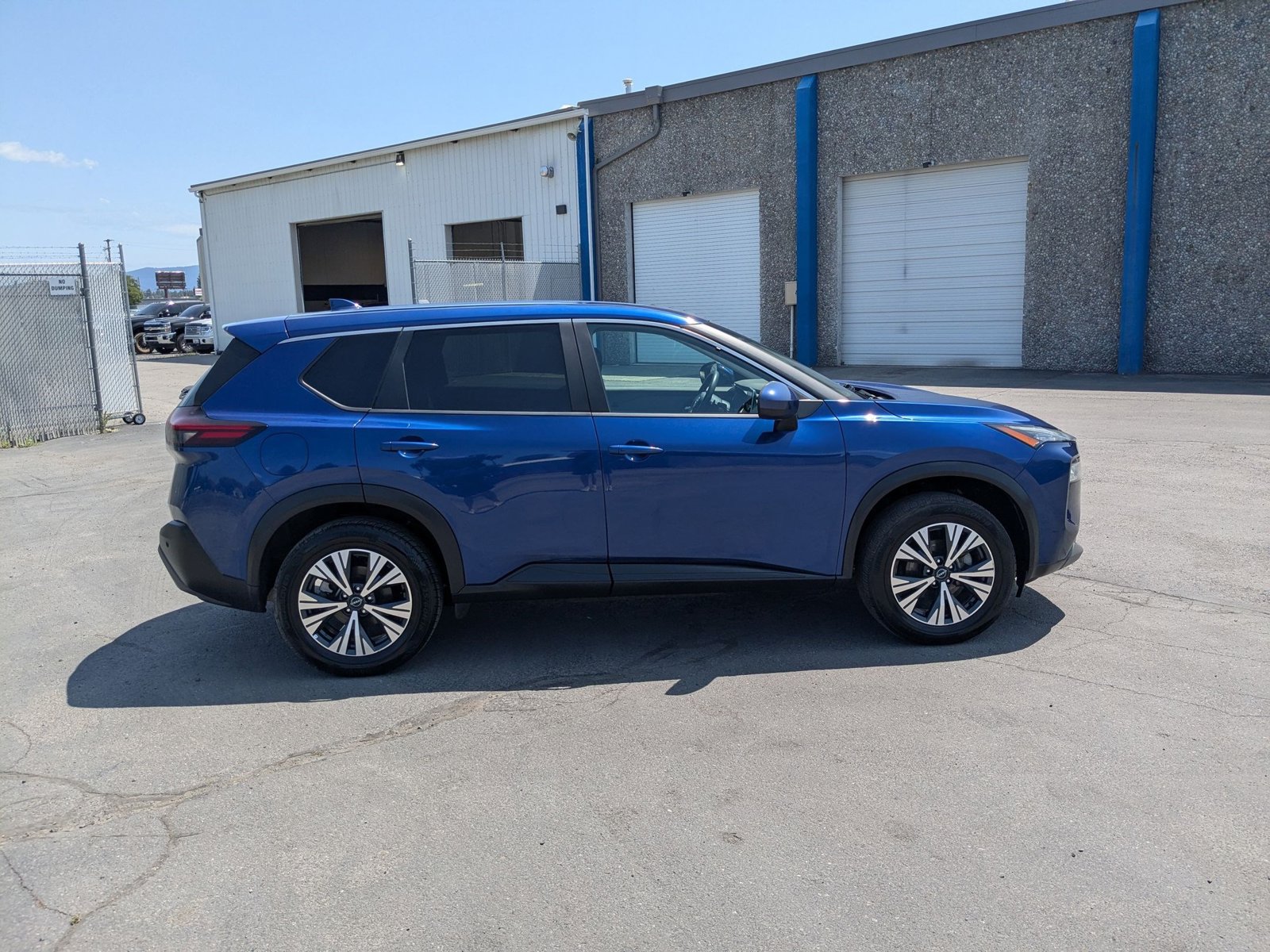 2023 Nissan Rogue SV photo 4