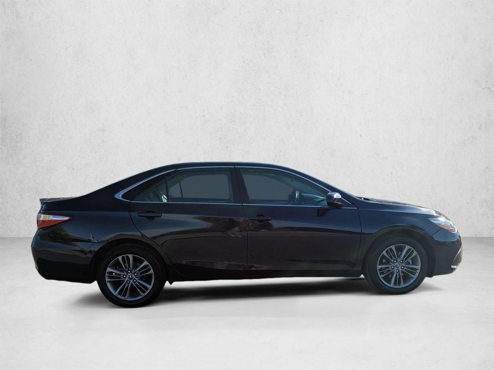 2015 Toyota Camry SE photo 3