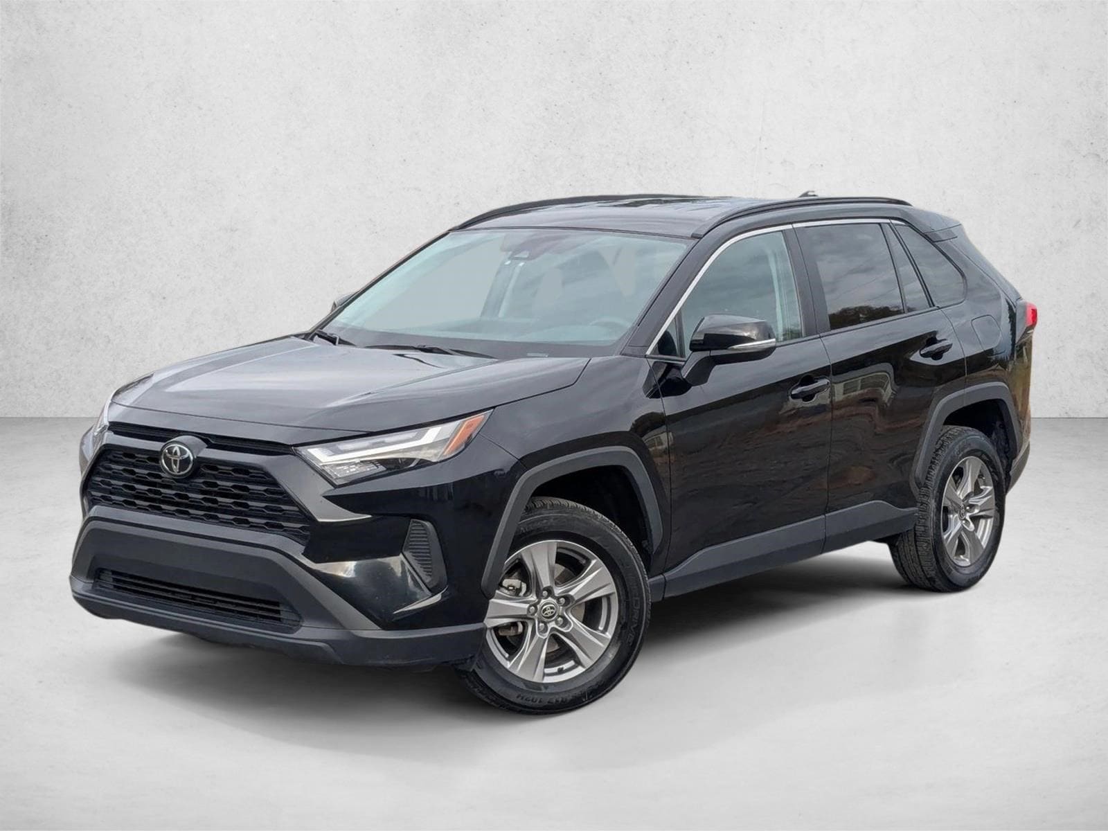 2024 Toyota RAV4 XLE's photo