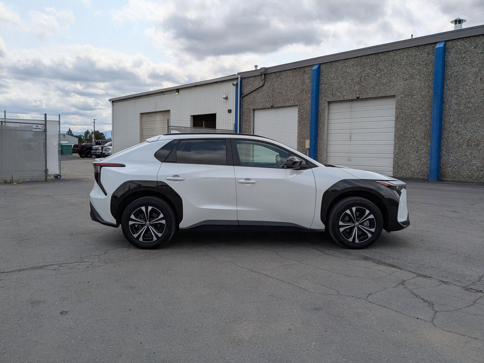 2023 Toyota bZ4X XLE photo 4