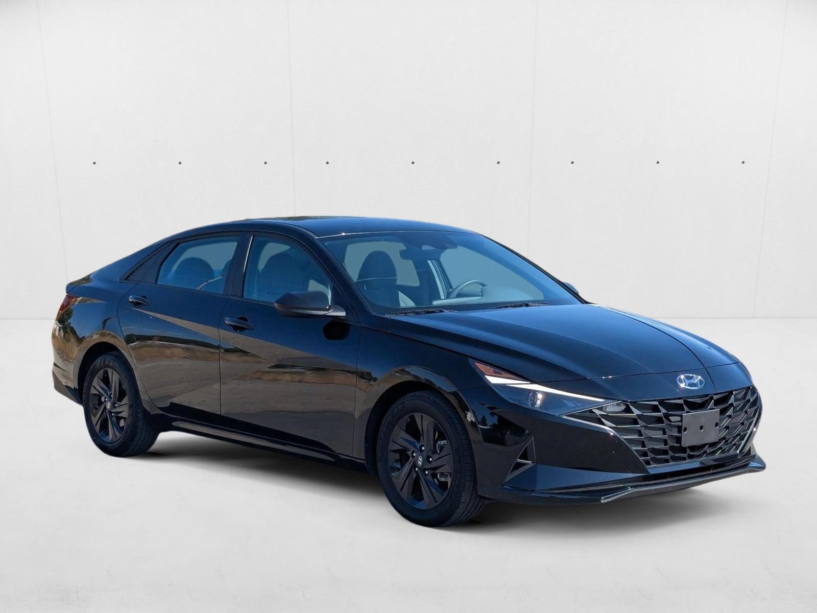 2023 Hyundai Elantra SEL photo 3