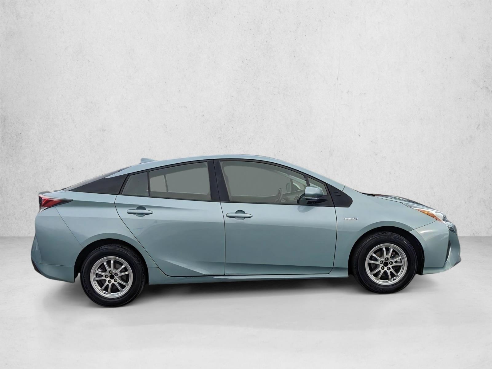 2016 Toyota Prius Two photo 4