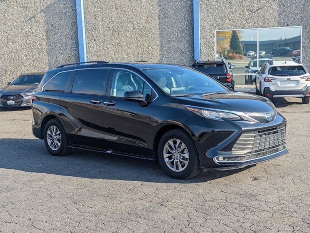 Used 2023 Toyota Sienna XLE 8 Passenger Van Passenger Van