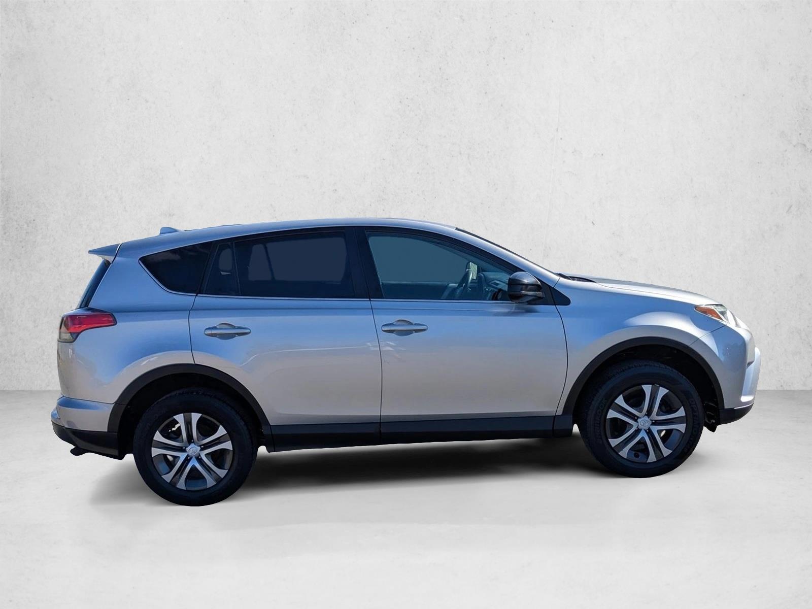 2017 Toyota RAV4 LE photo 4