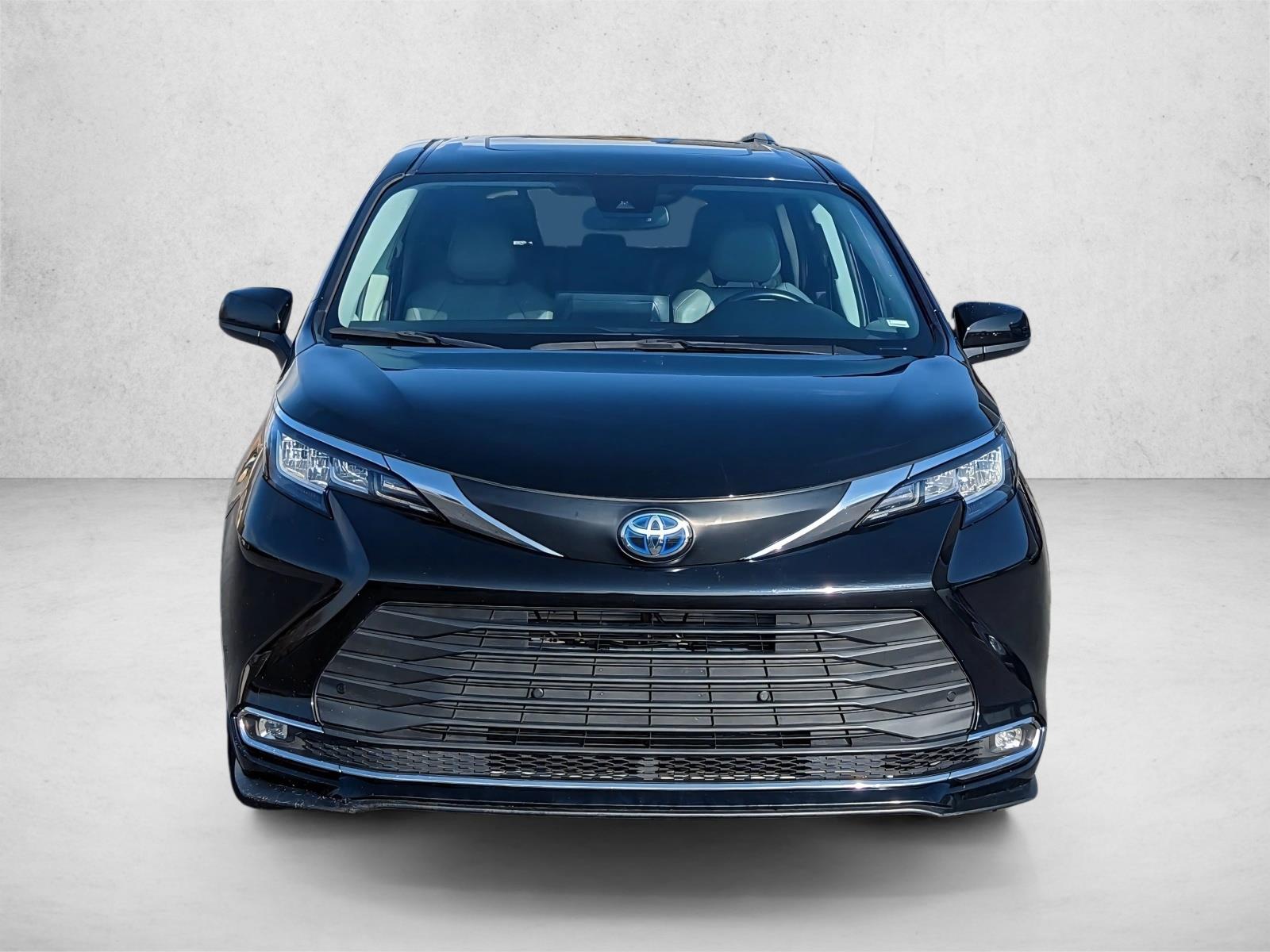 2023 Toyota Sienna XLE photo 2