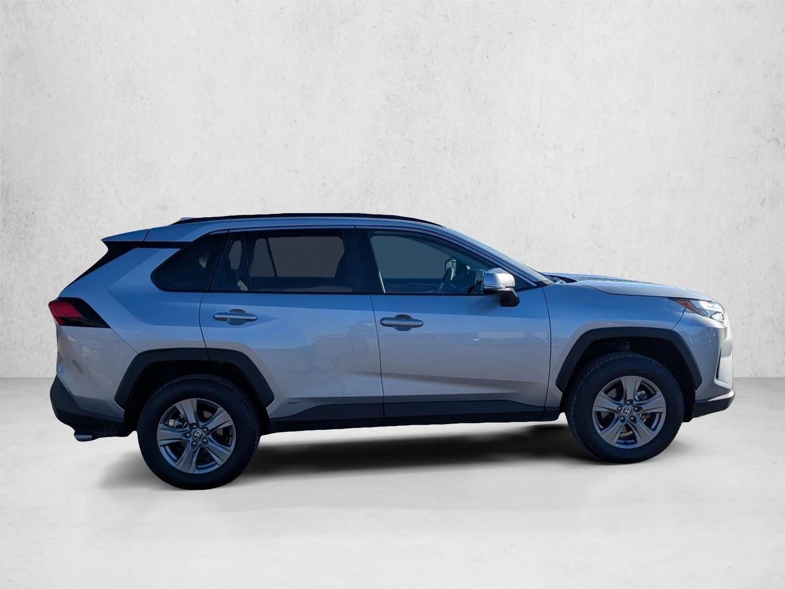 2024 Toyota RAV4 Hybrid XLE photo 4