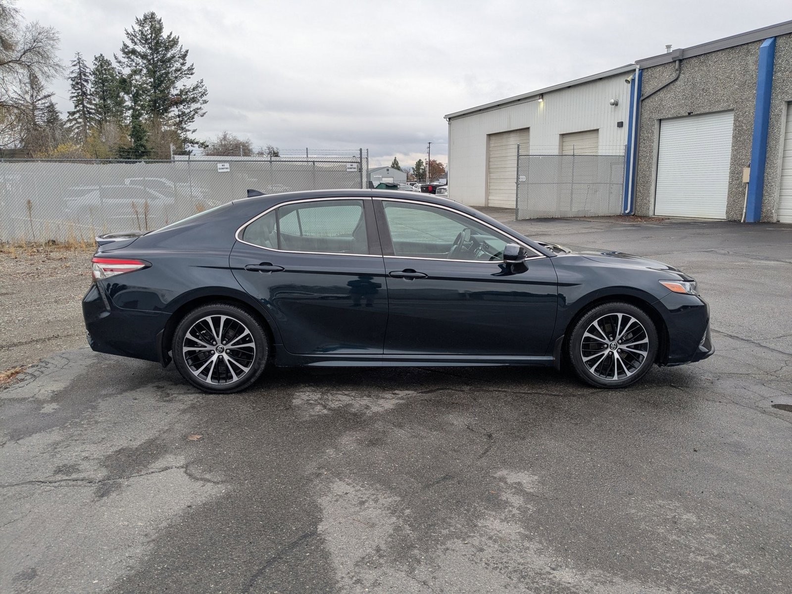2019 Toyota Camry SE photo 2