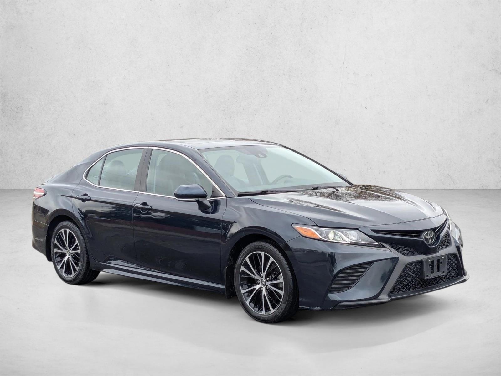 2019 Toyota Camry SE photo 3