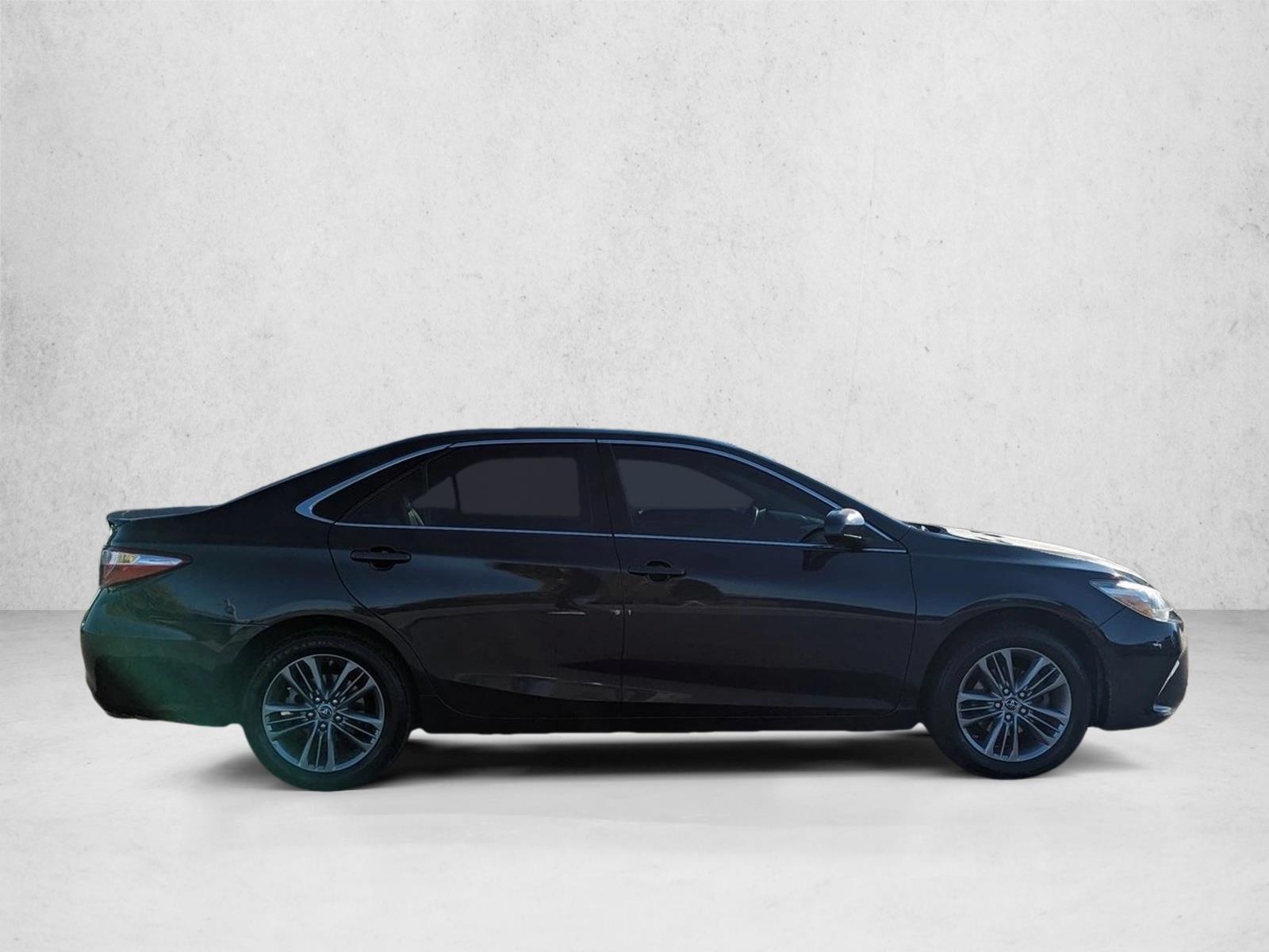 2015 Toyota Camry SE photo 4