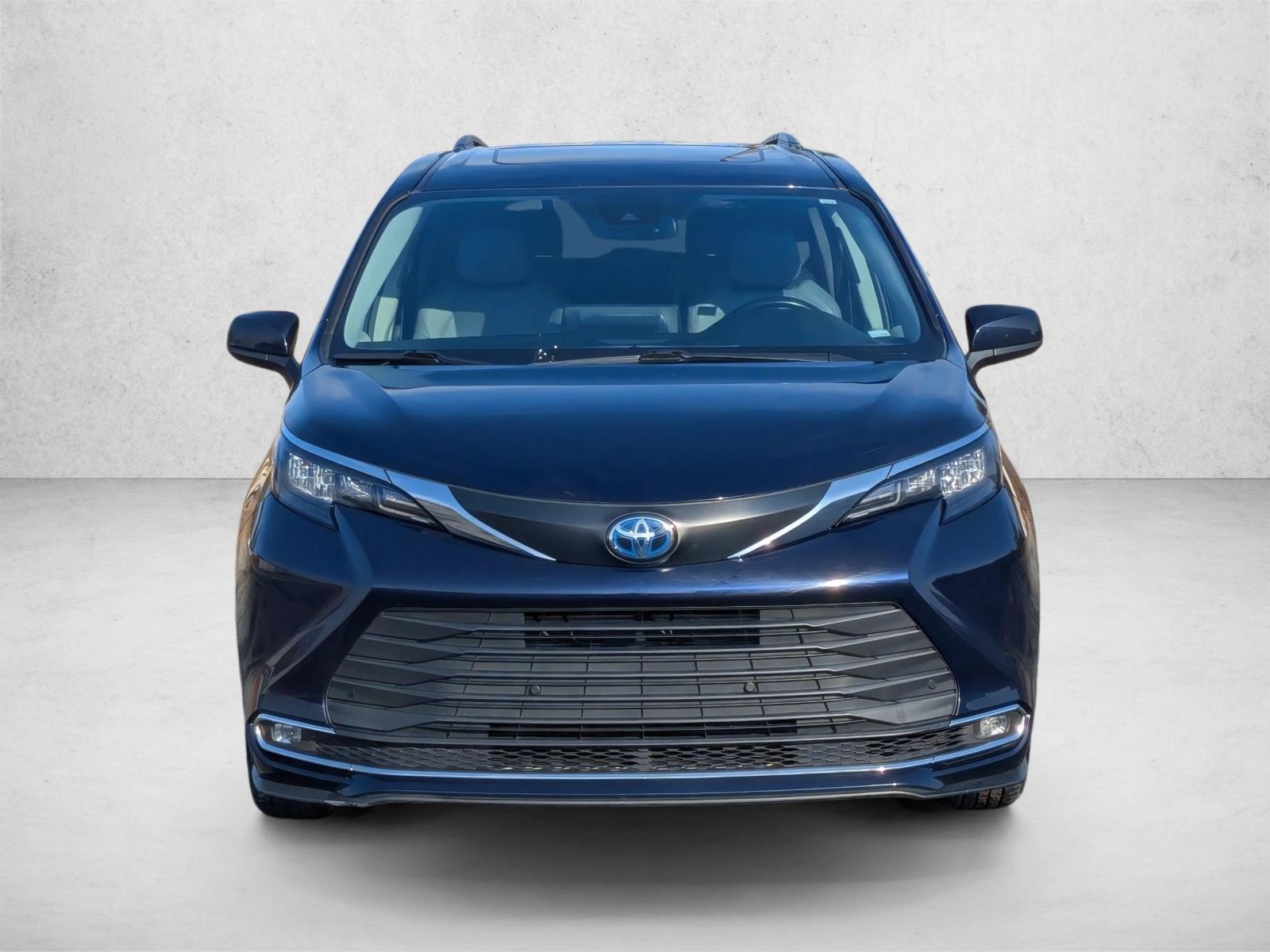 2024 Toyota Sienna XLE photo 2