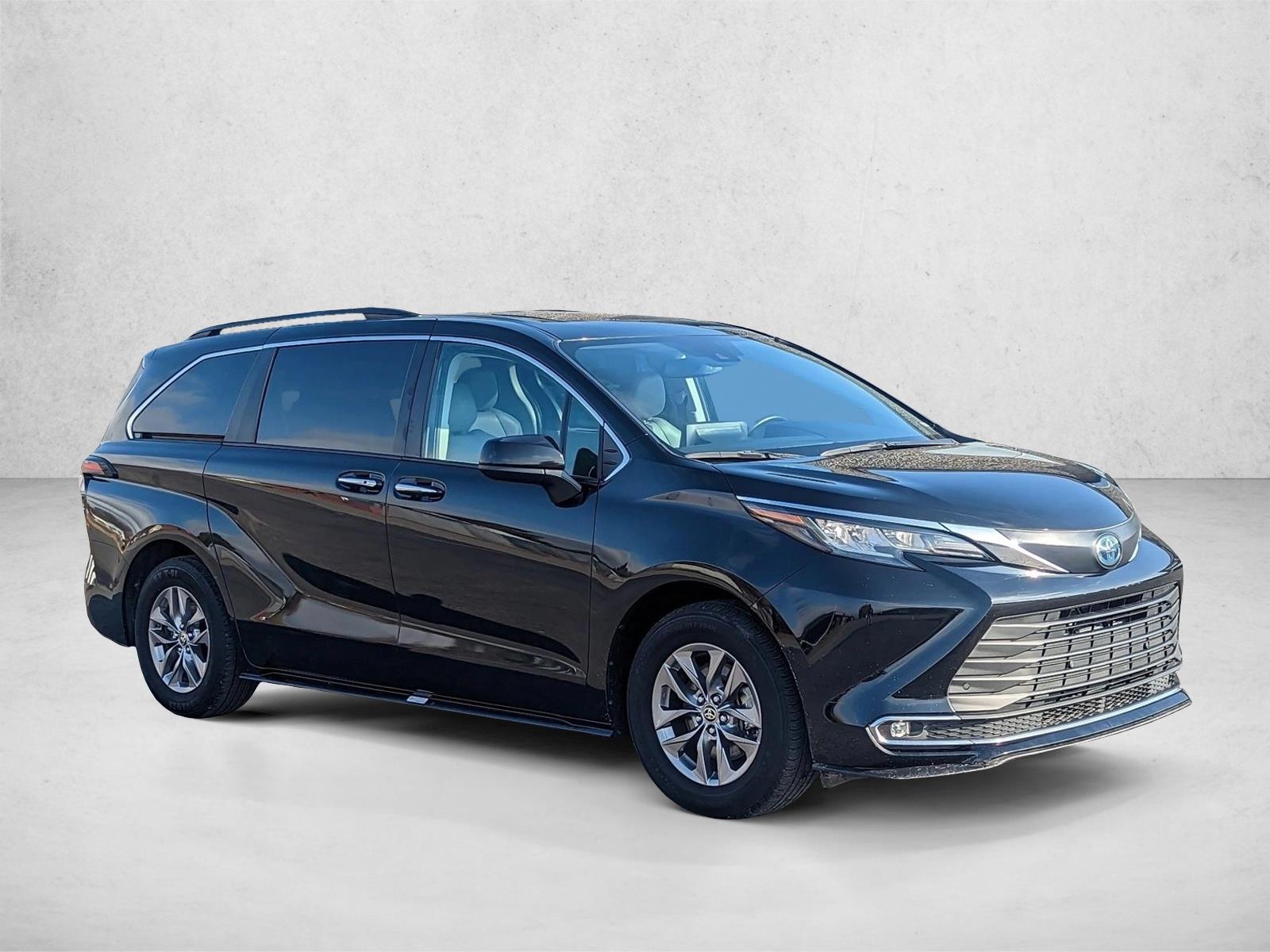 2023 Toyota Sienna XLE photo 3