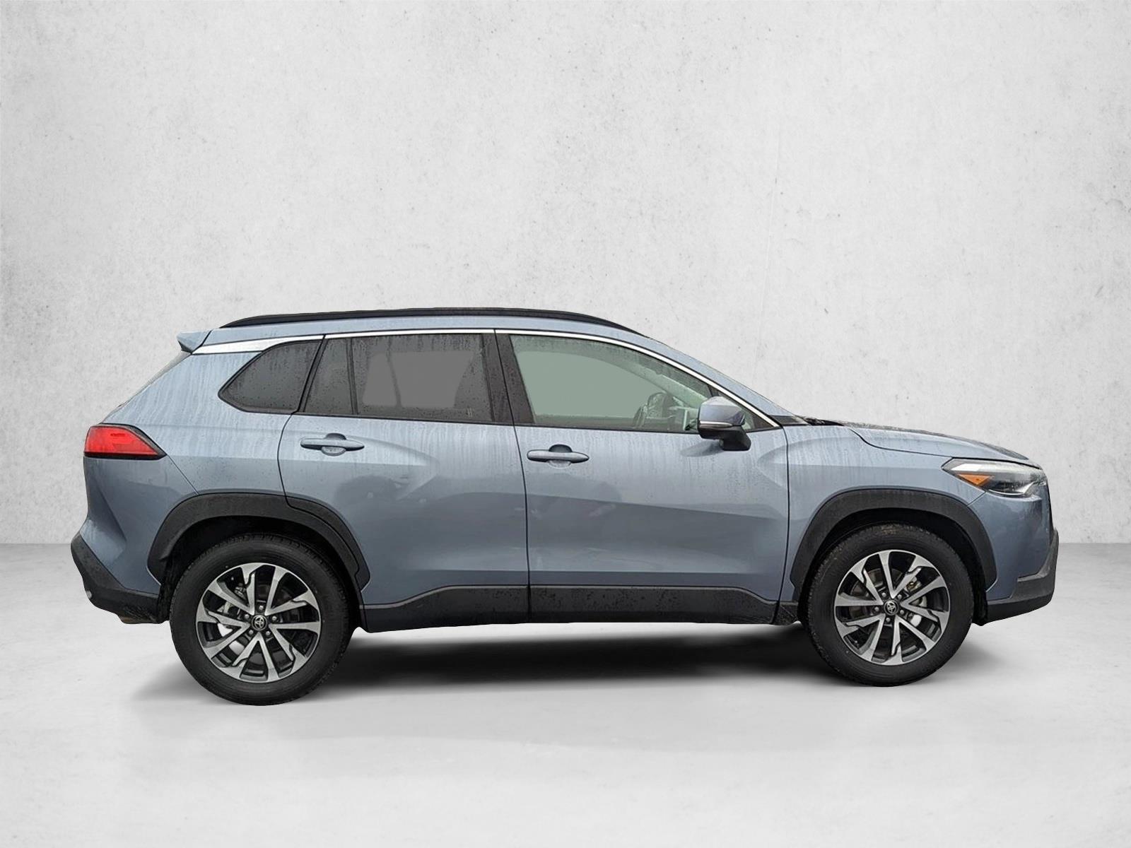 2024 Toyota Corolla Cross XLE photo 4